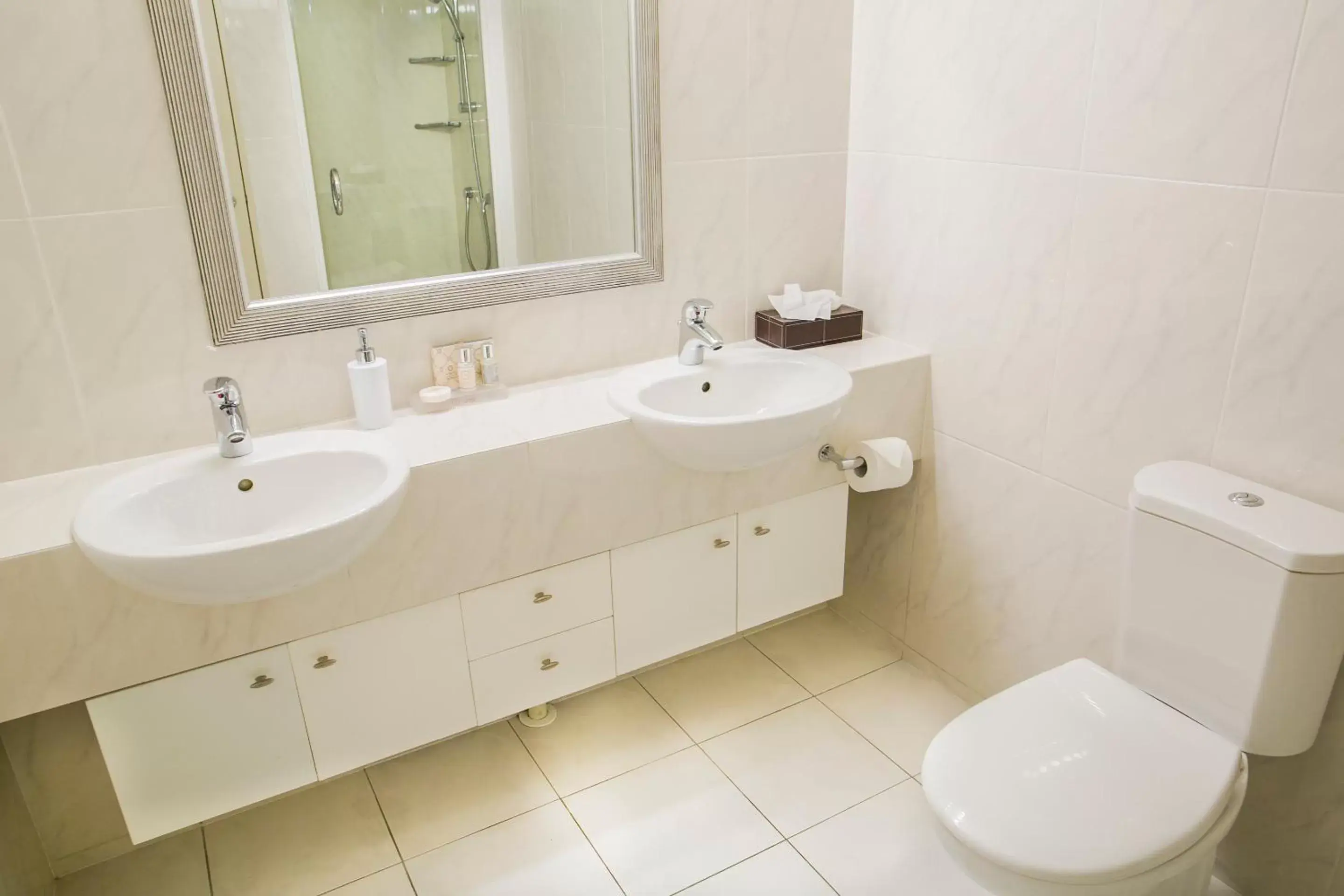 Three-Bedroom Apartment with Lake View in The Glebe Apartments Three-Bedroom Apartment with Lake View in The Glebe Apartments