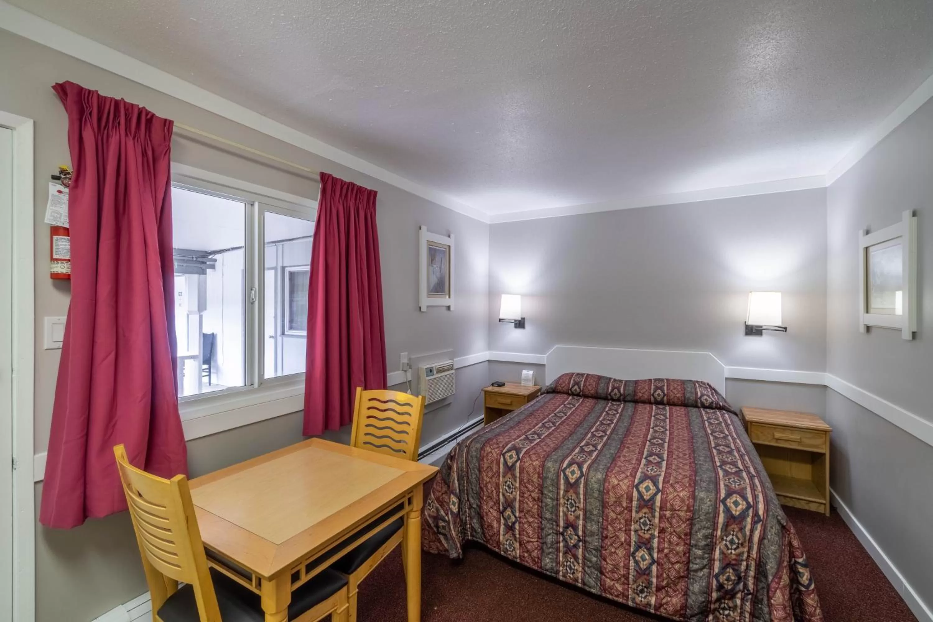 Photo of the whole room, Bed in Canada's Best Value Desert Inn & Suites