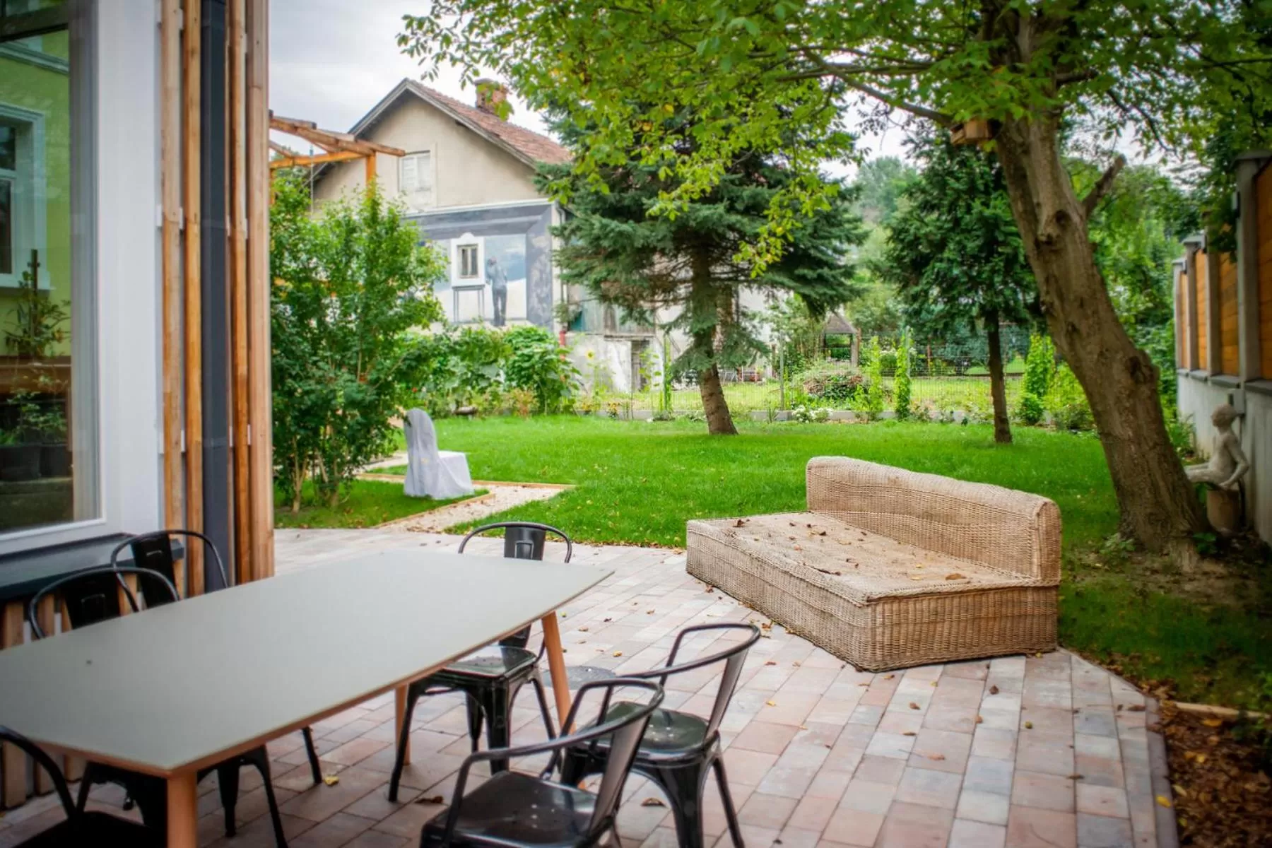 Restaurant/places to eat in Salon Win Wine Bar & Apartments