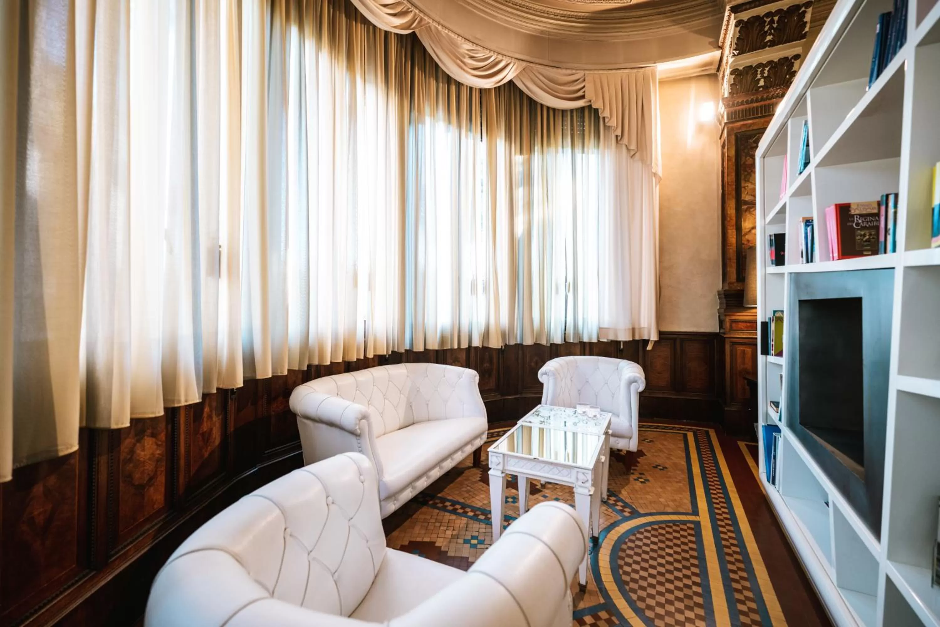 Communal lounge/ TV room in Hotel De La Ville