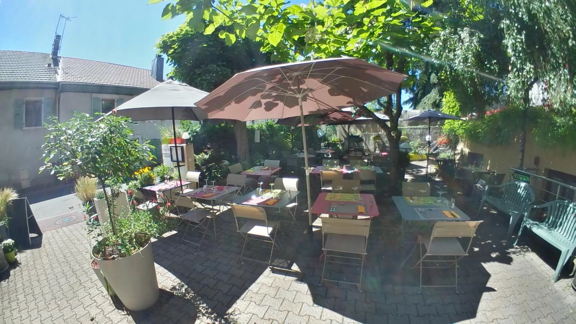 Patio in La Terrasse Fleurie, Logis, Hôtel et Restaurant