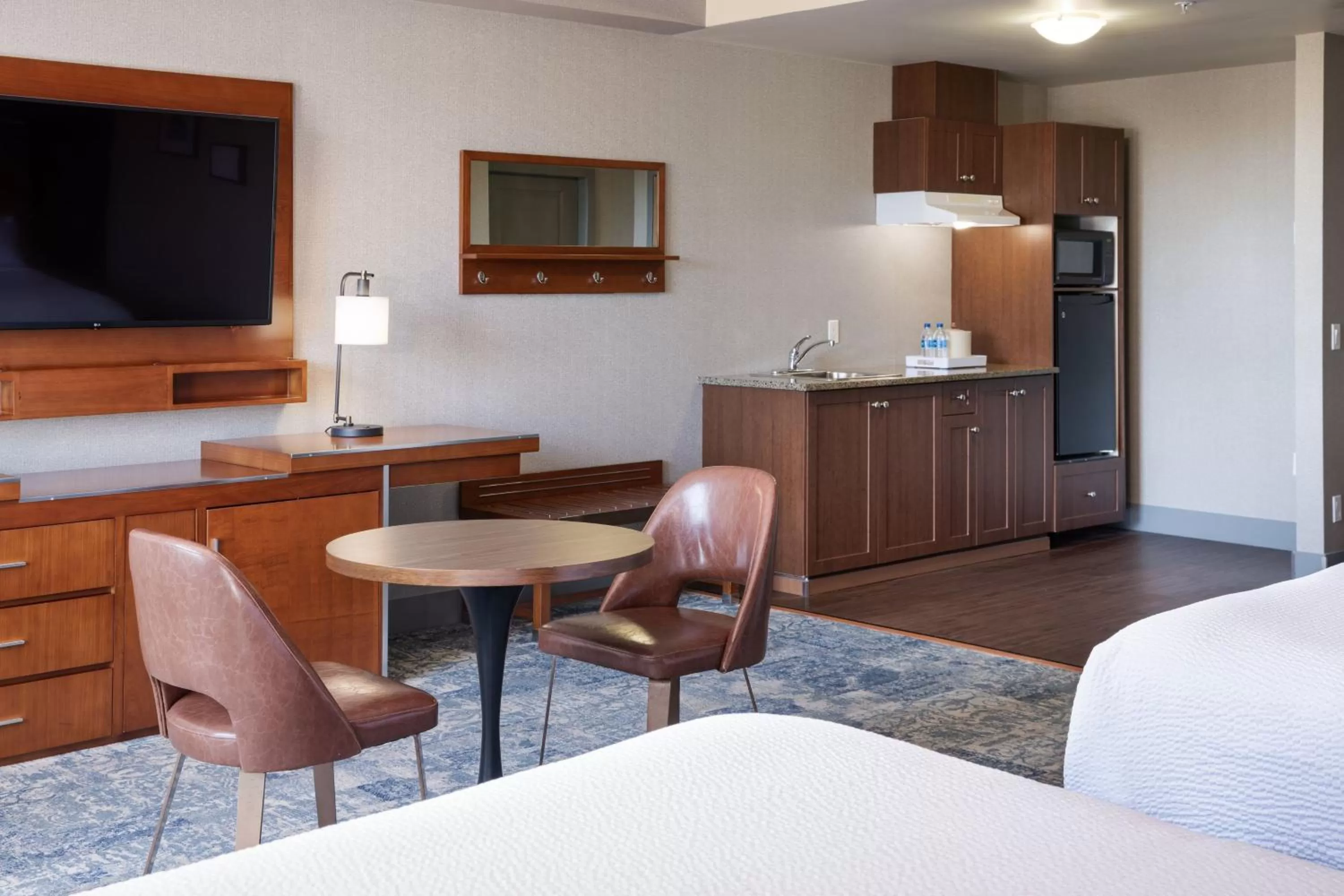 Photo of the whole room in Four Points by Sheraton Victoria Gateway