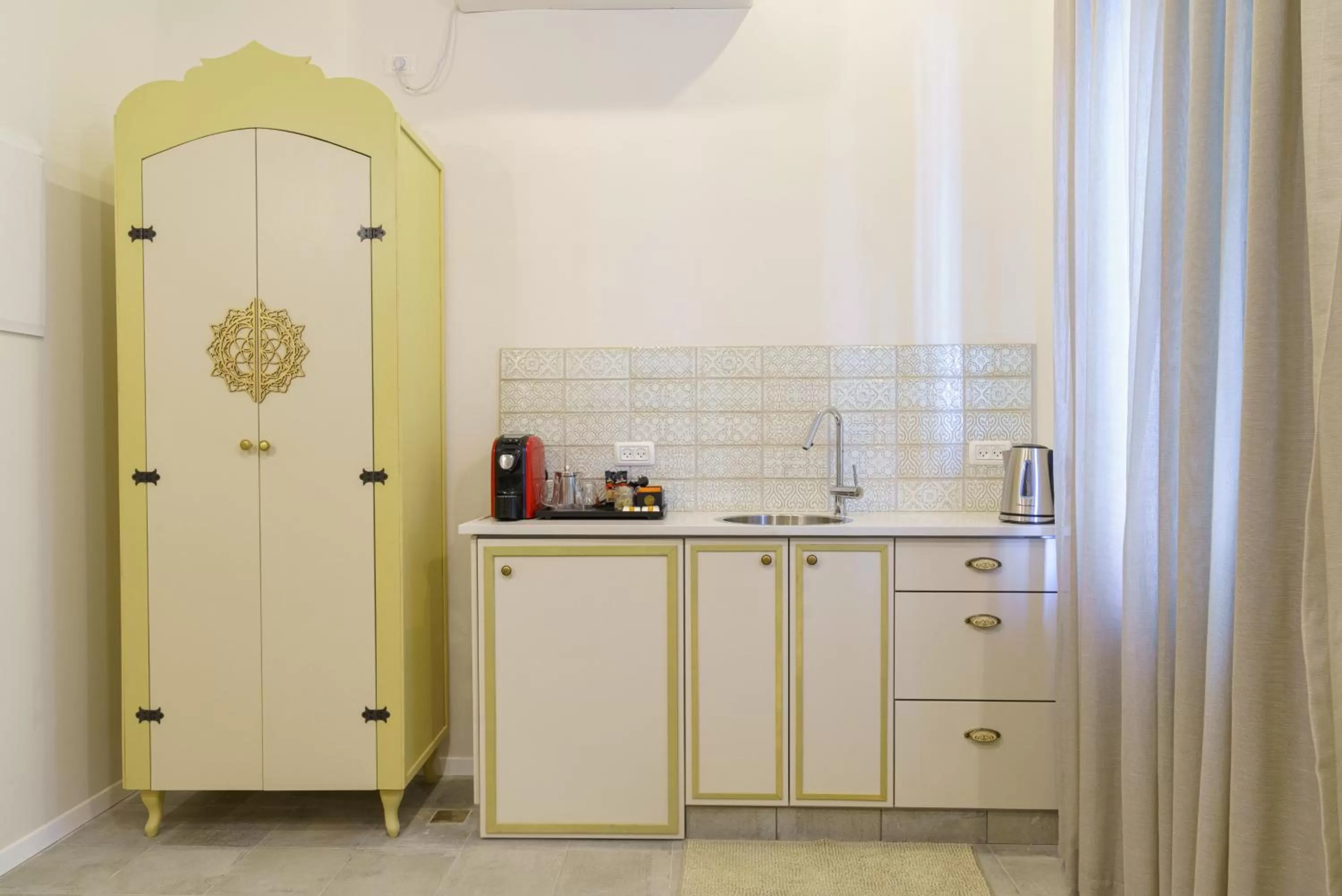 Coffee/tea facilities in The Way Inn - Boutique Suites