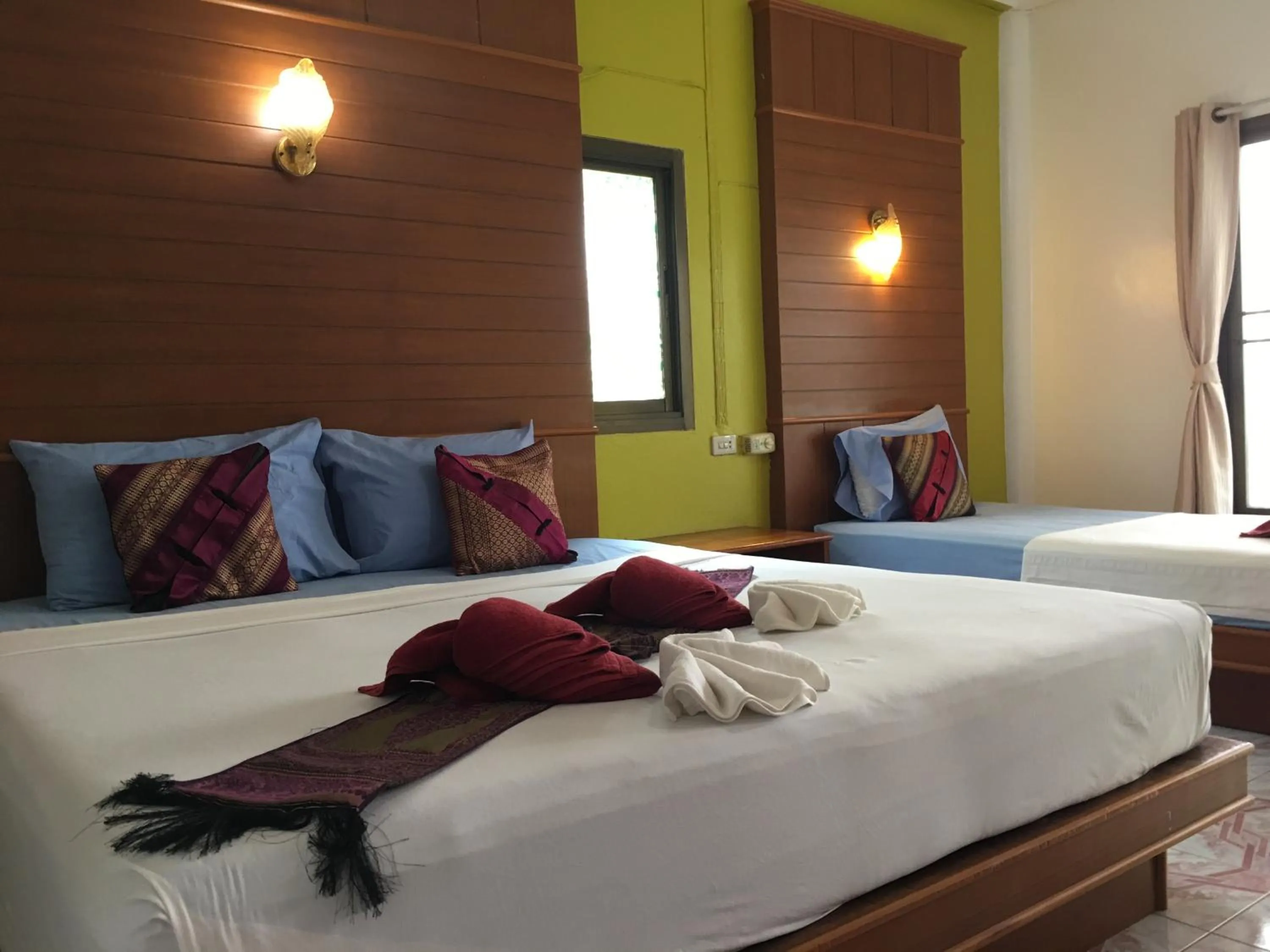 Bedroom, Bed in Lanta Garden Home