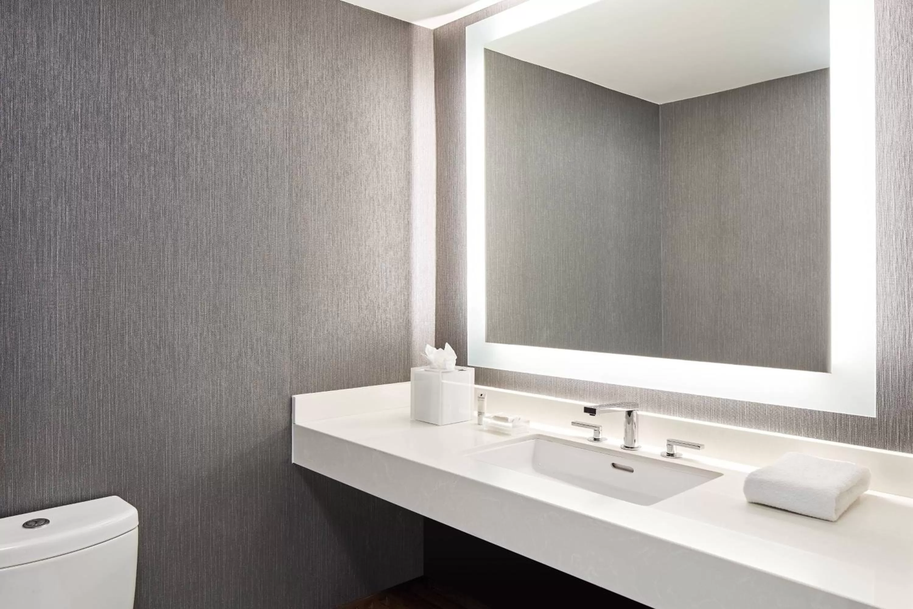 Photo of the whole room, Bathroom in San Mateo Marriott San Francisco Airport