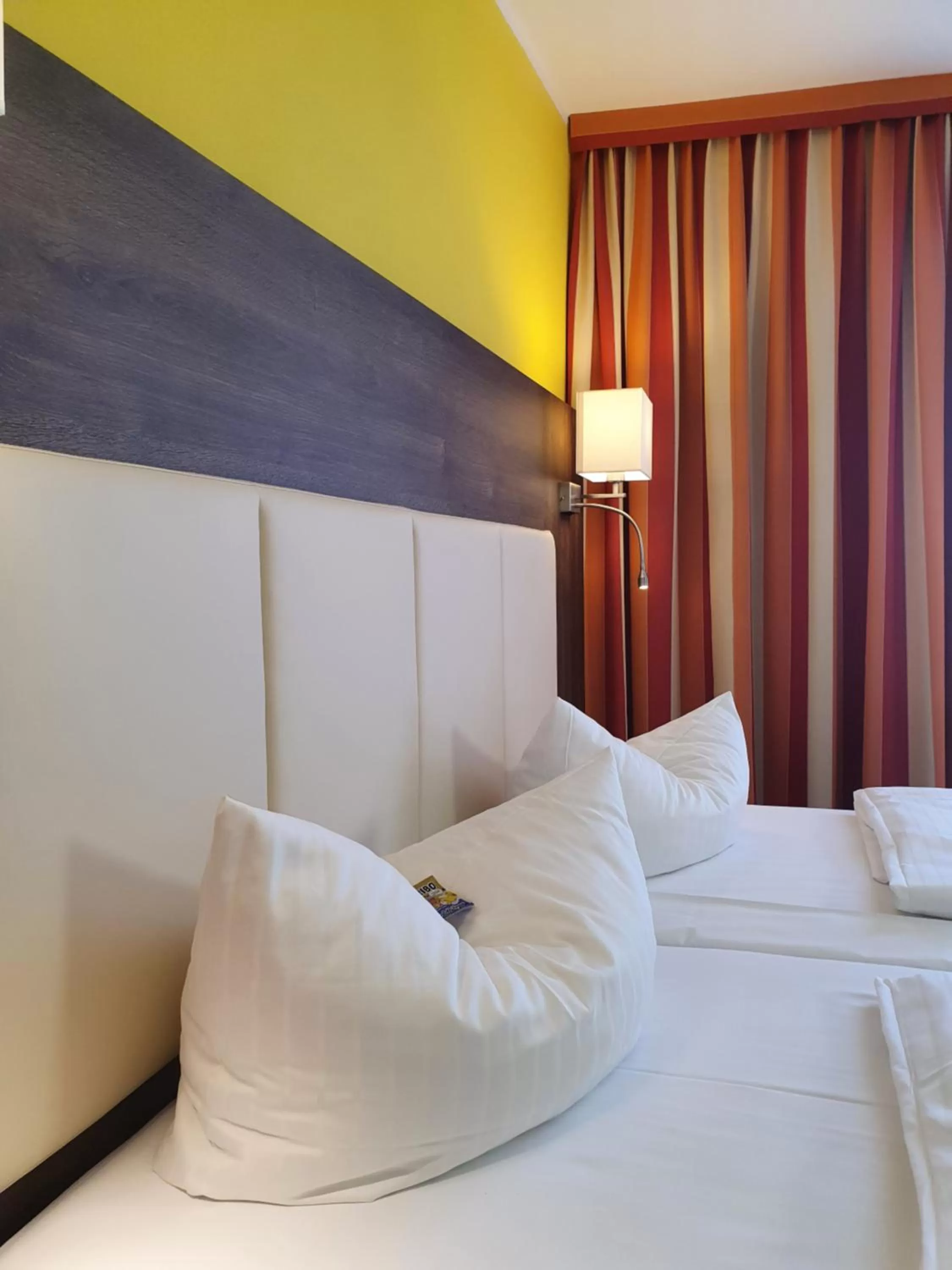 Bed in INVITE Hotel Nürnberg City