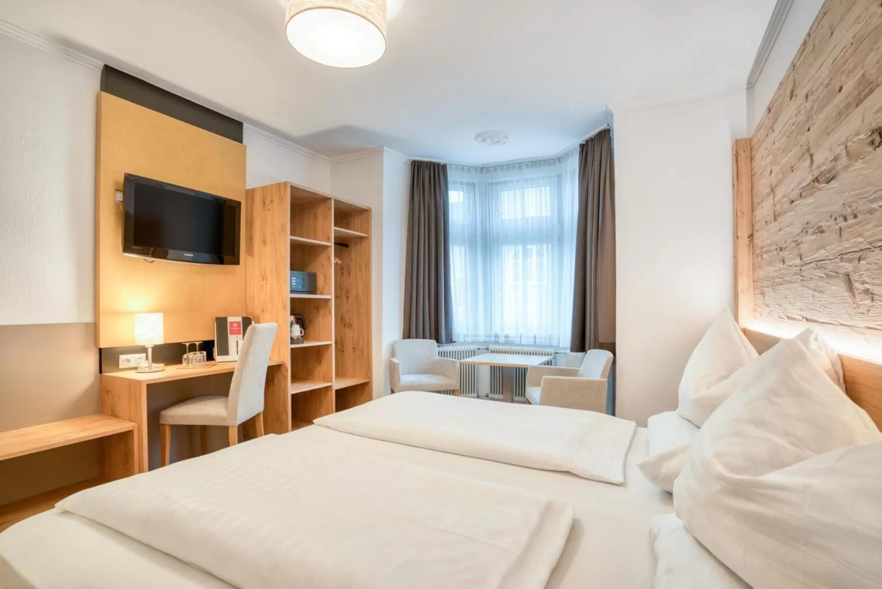 Photo of the whole room, Bed in Leipziger Hof Innsbruck