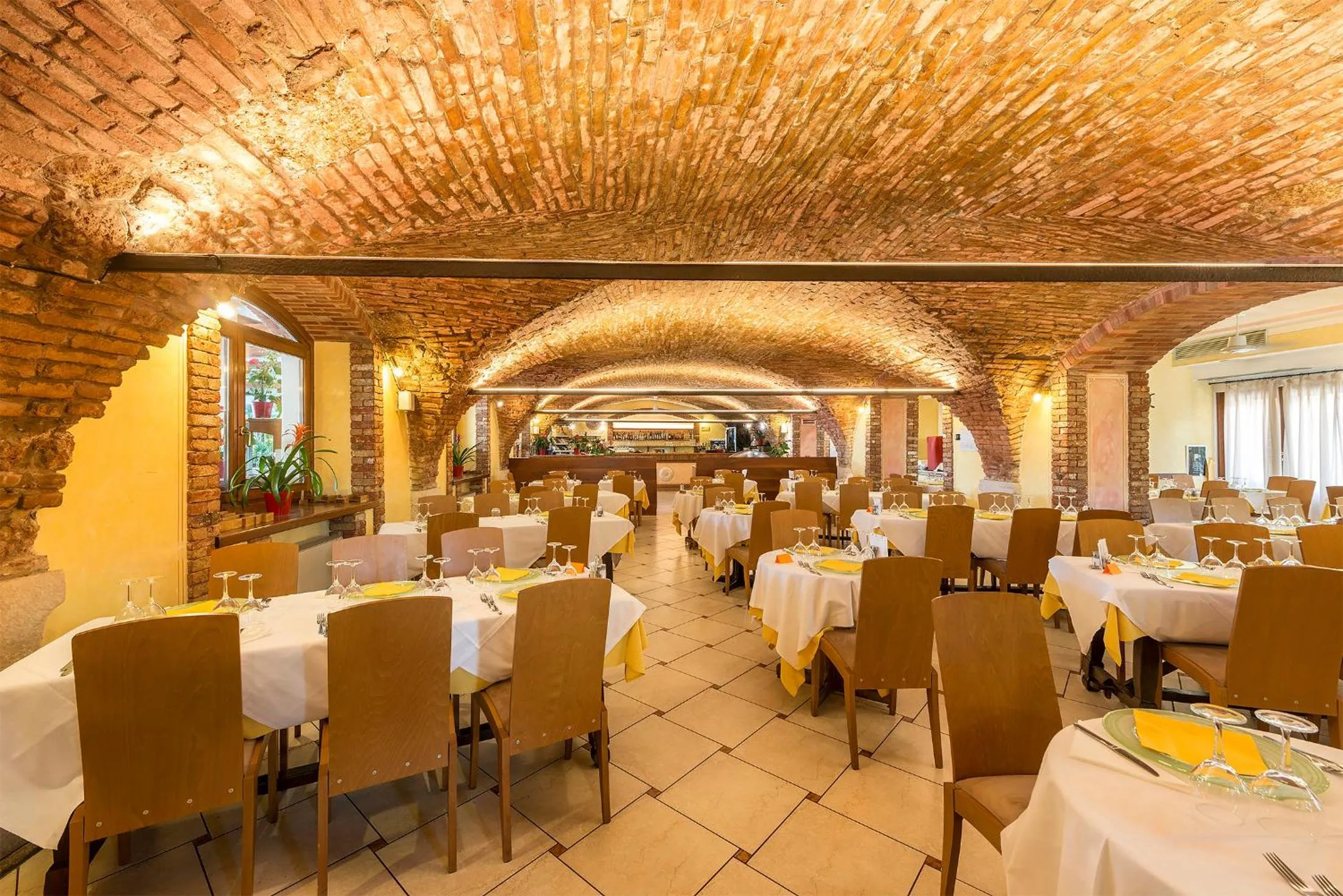 Restaurant/places to eat in Regina del Garda Suite