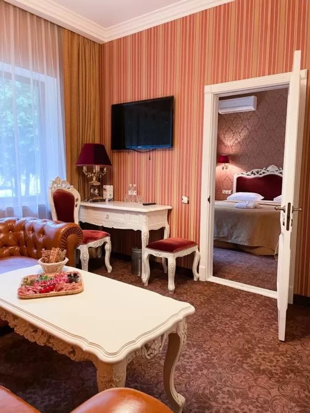 Bed, Seating Area in Royal Olympic Hotel