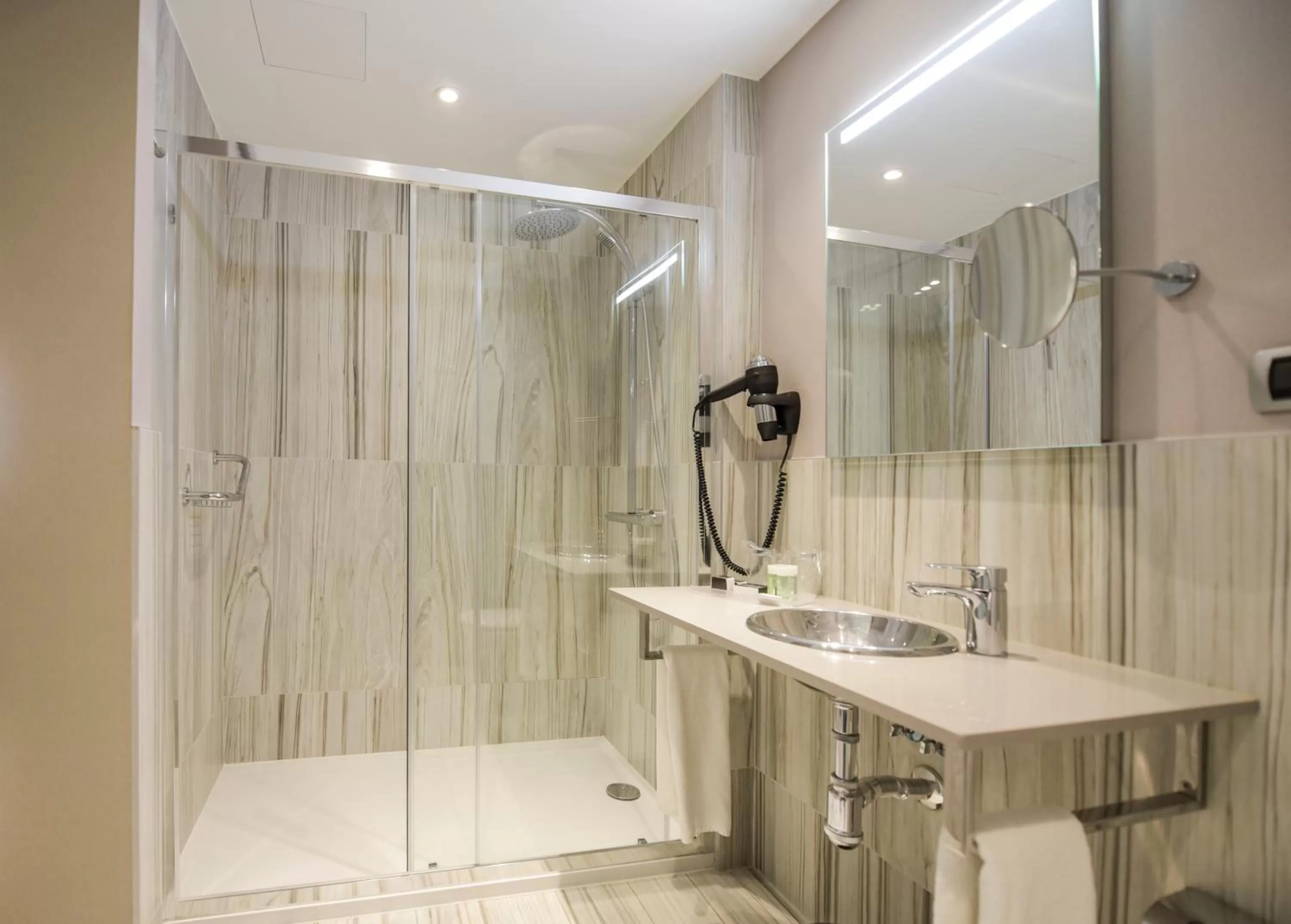 Shower in Hotel Plaza