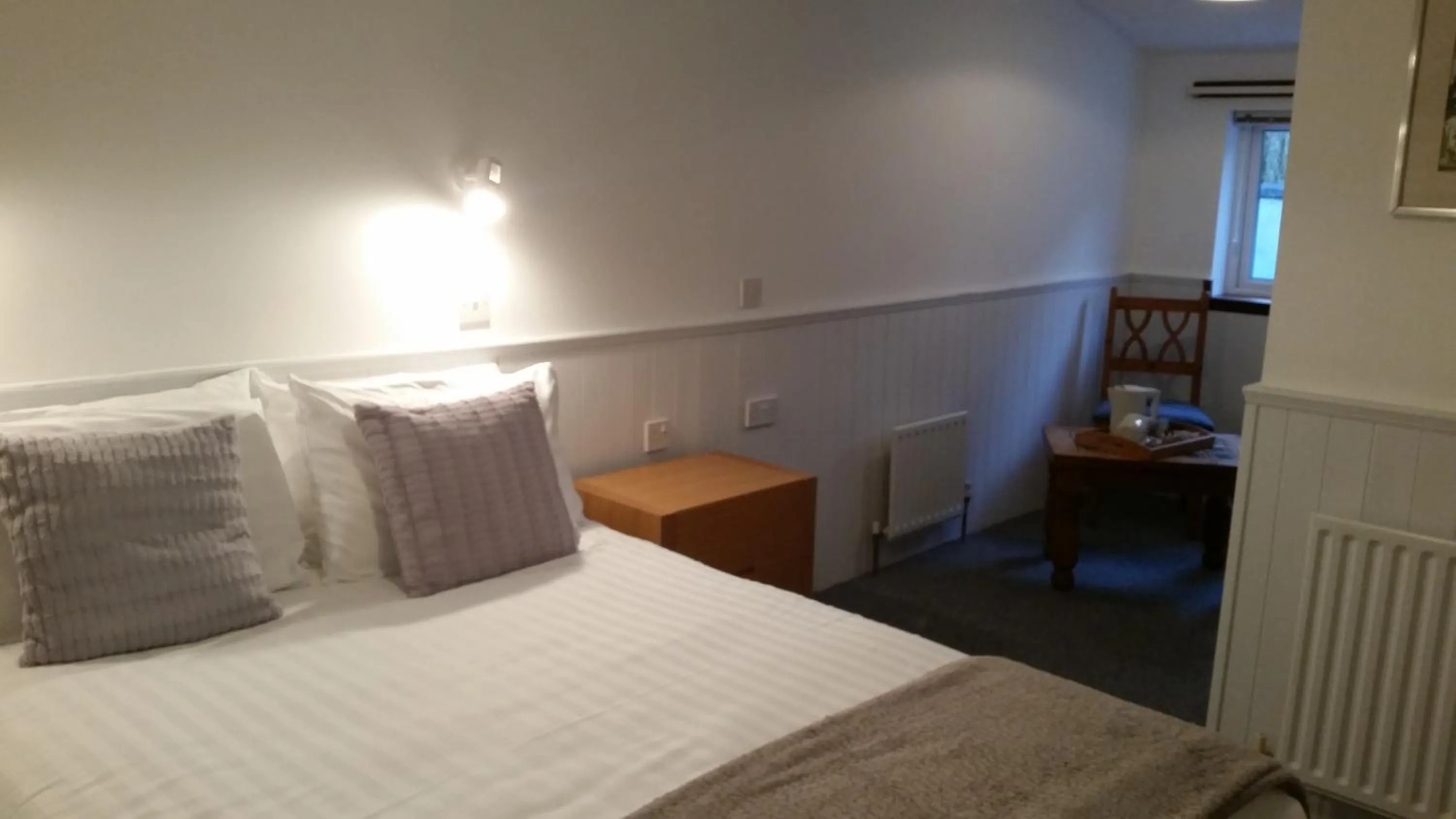 Bedroom, Bed in Halfway House Hotel