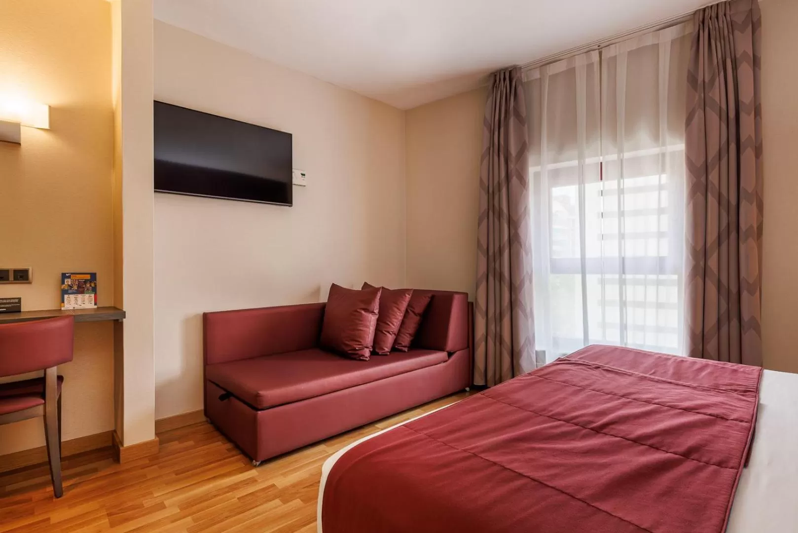 TV and multimedia, Bed in Hotel Ronda Lesseps