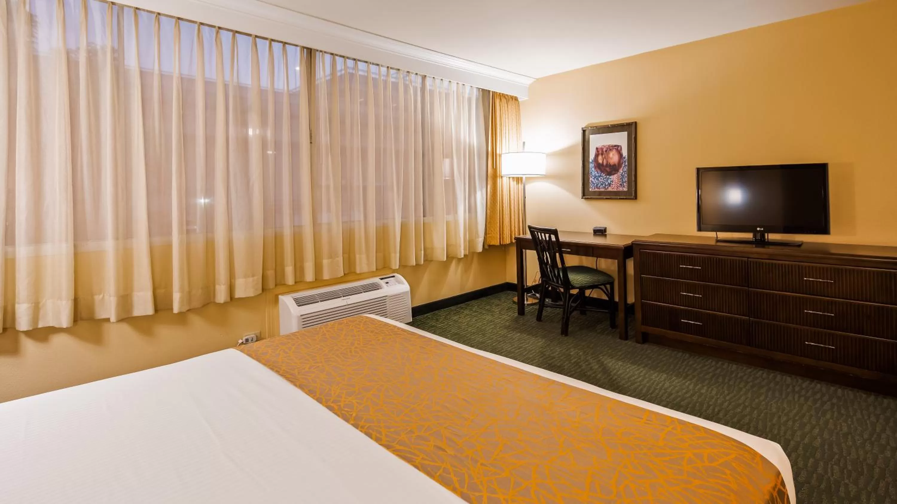 Other, Bed in Airport Honolulu Hotel, Trademark Collection by Wyndham