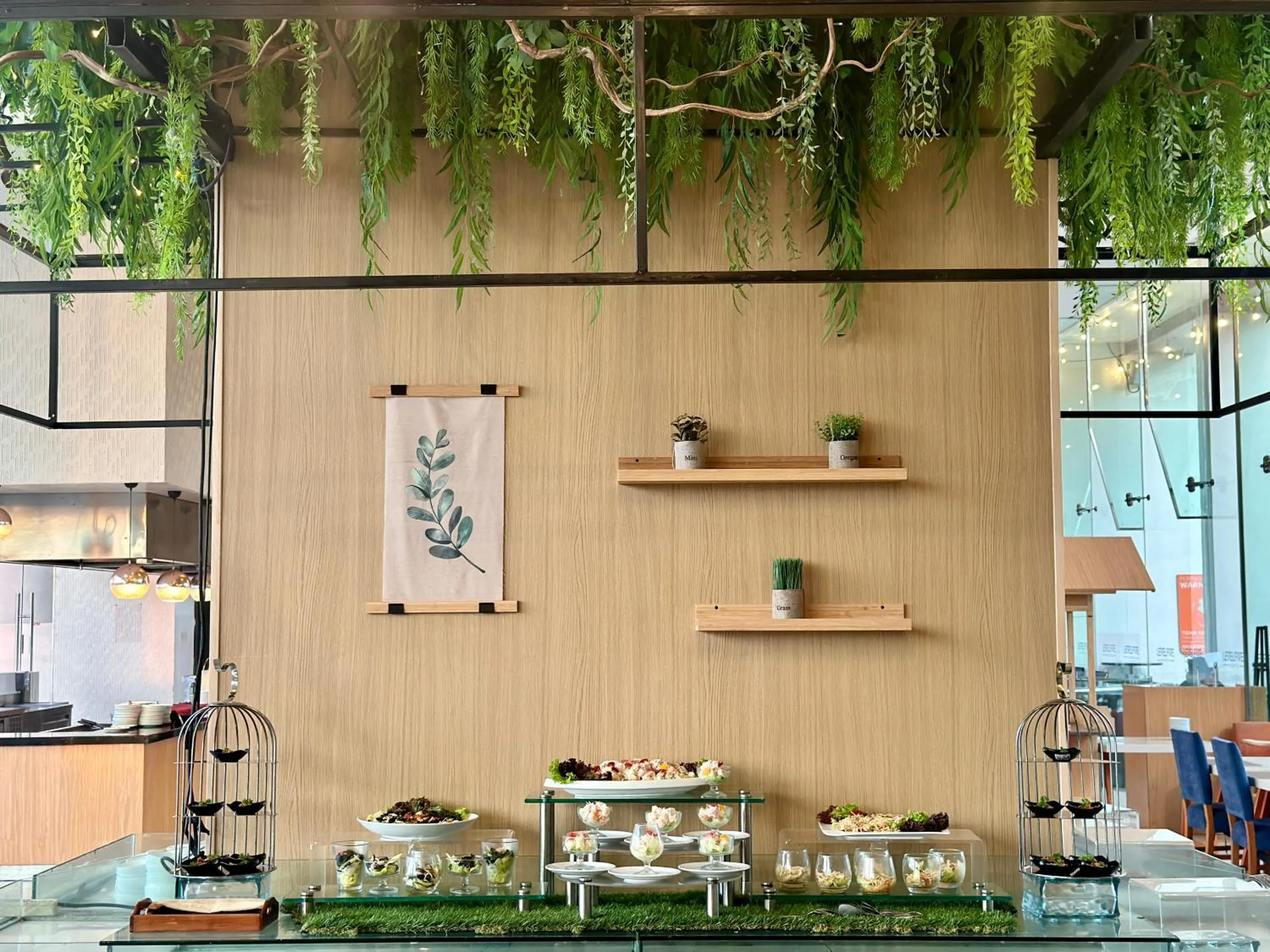 Restaurant/places to eat in HARRIS Hotel & Conventions Gubeng