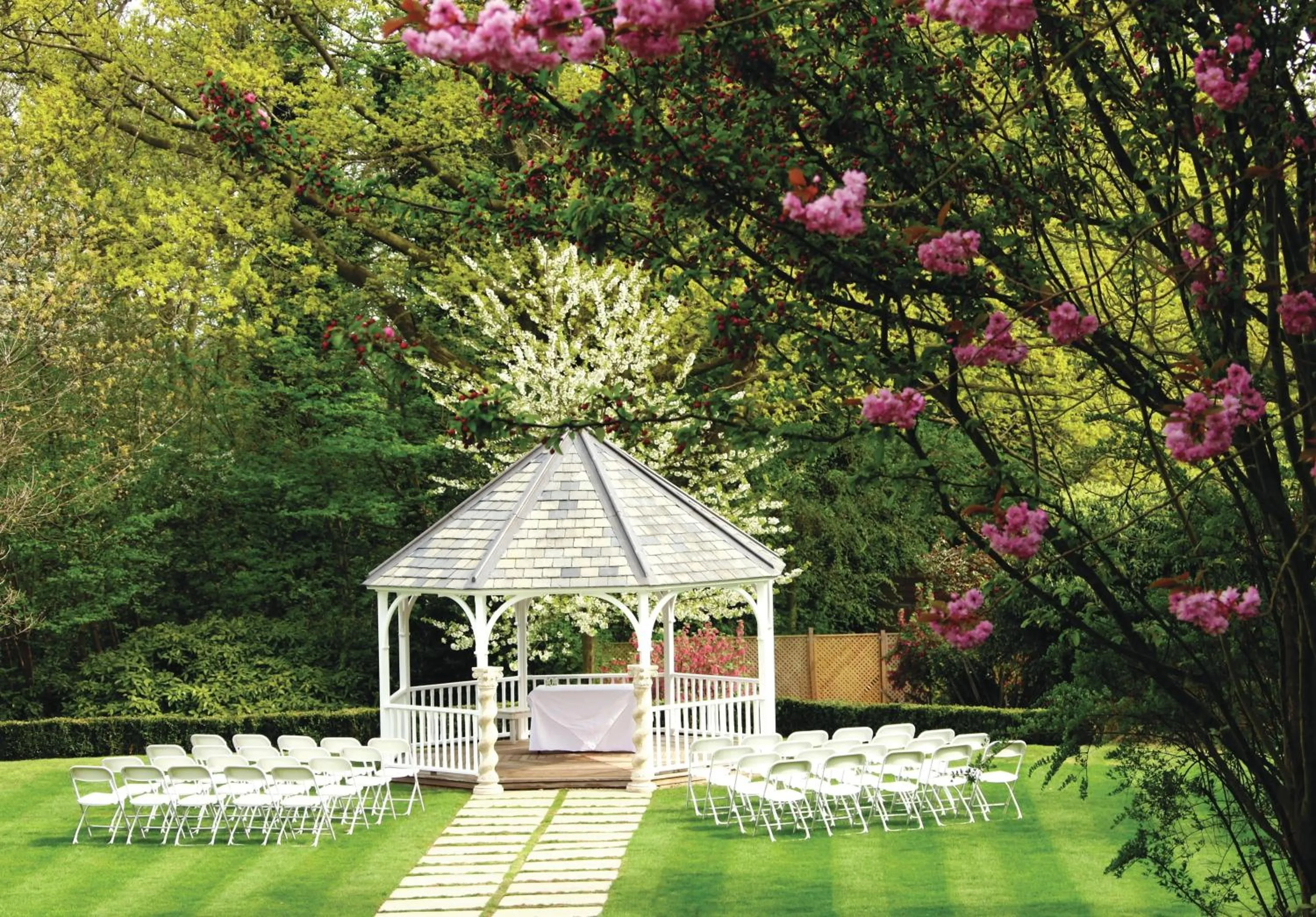 Garden in Rowhill Grange Hotel & Utopia Spa