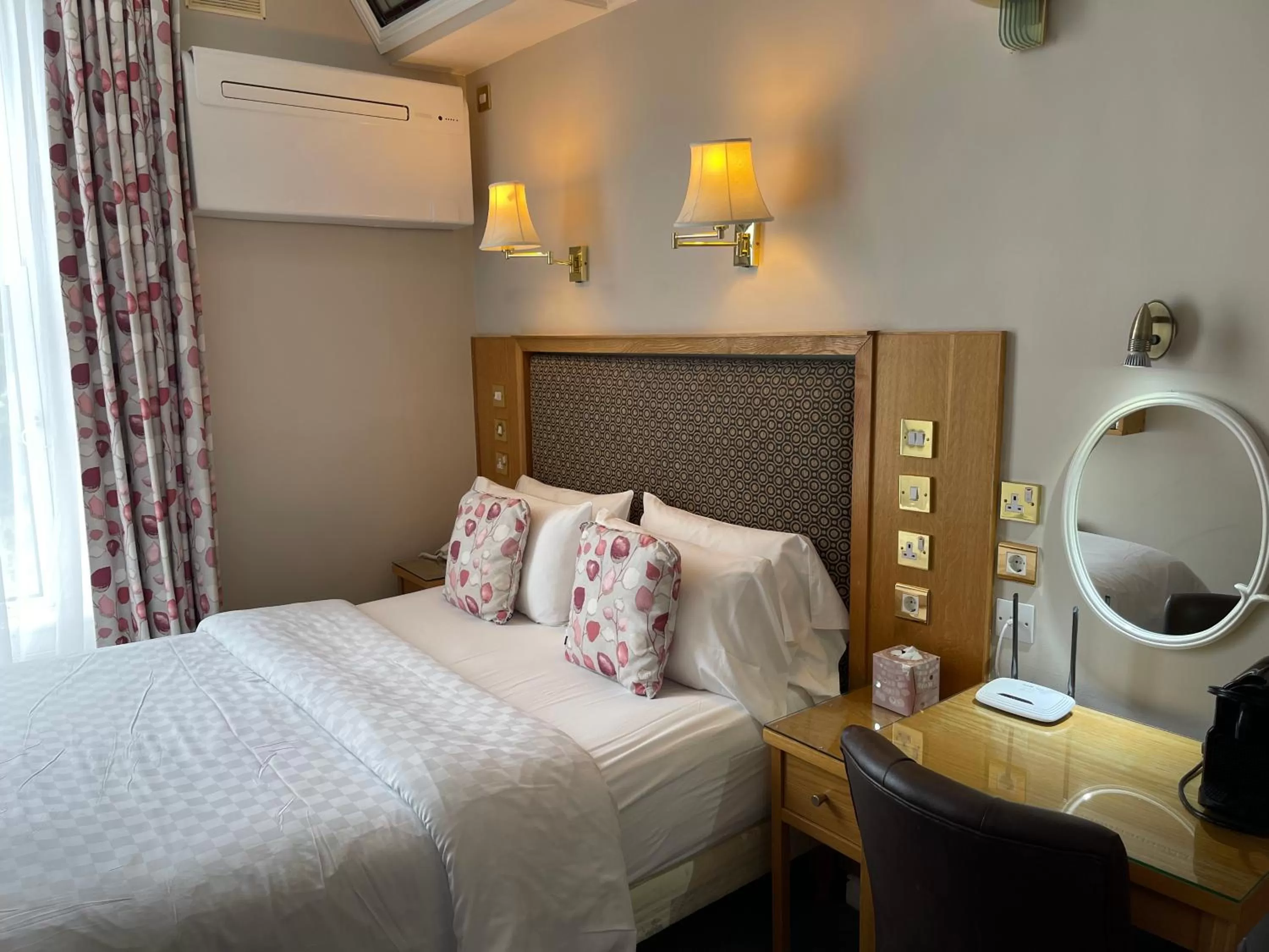 Bedroom, Bed in Roxford Lodge Hotel