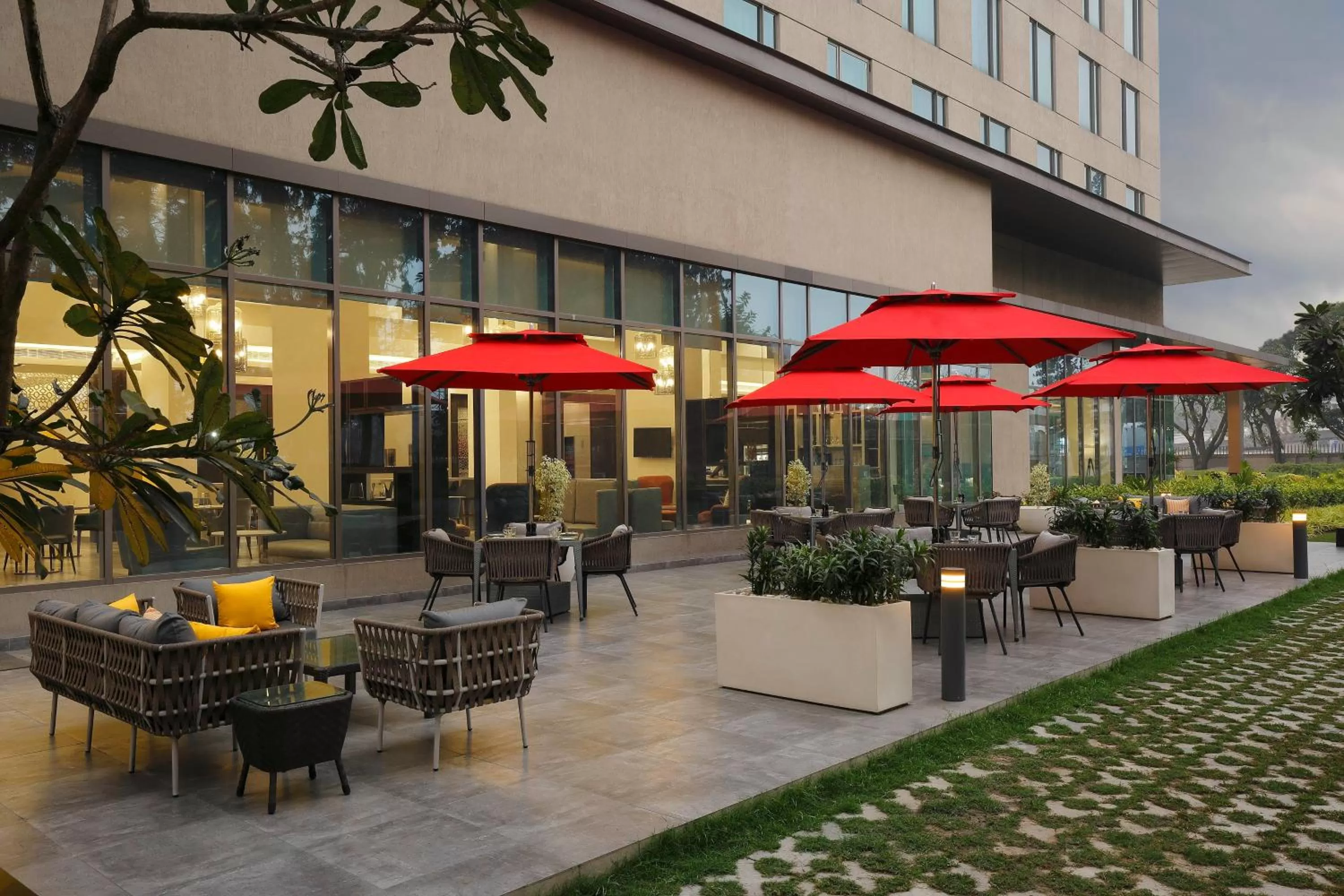 Restaurant/places to eat in Holiday Inn Express Kolkata Airport by IHG