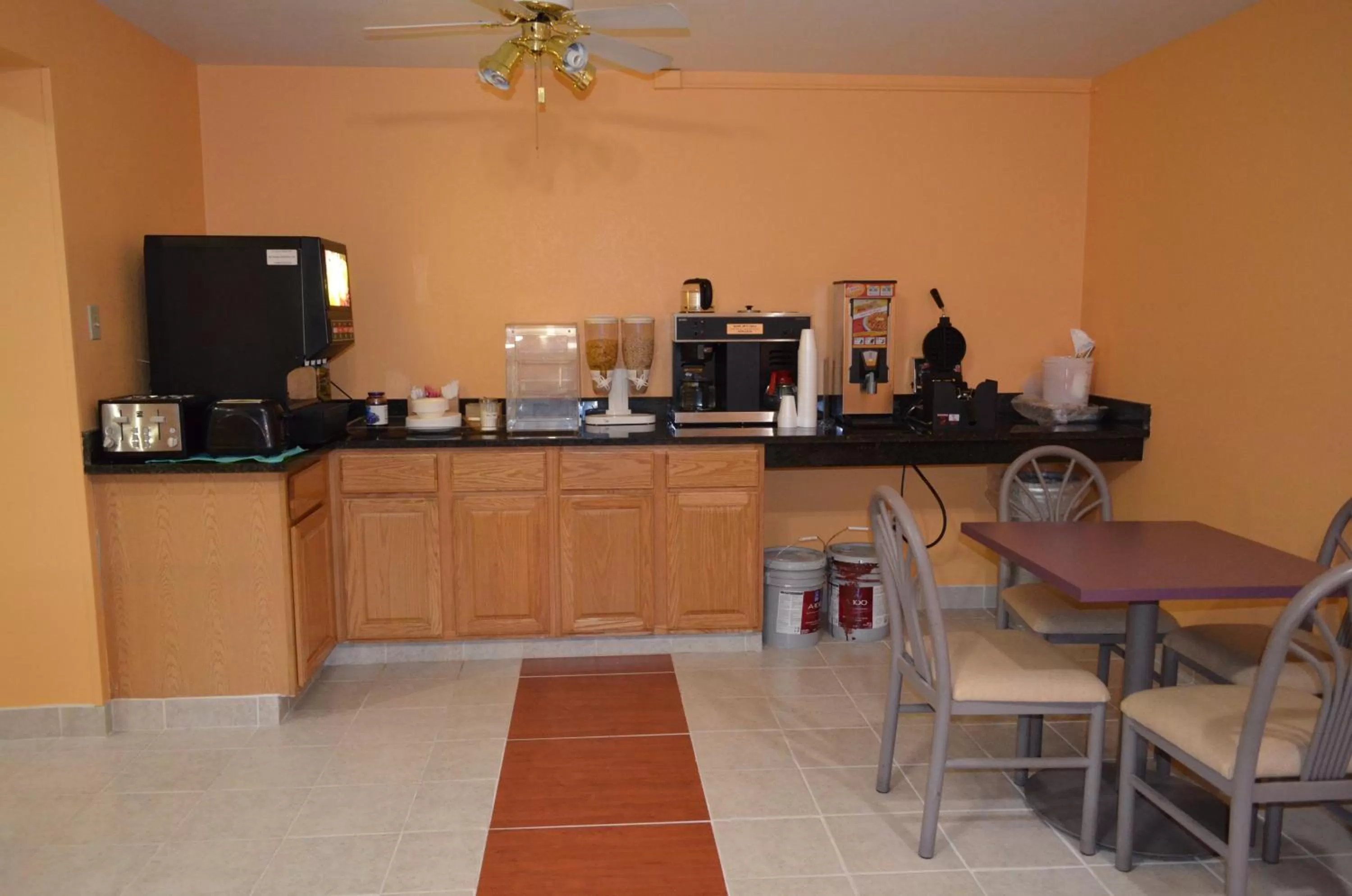 Restaurant/places to eat in Days Inn by Wyndham Queensbury/Lake George