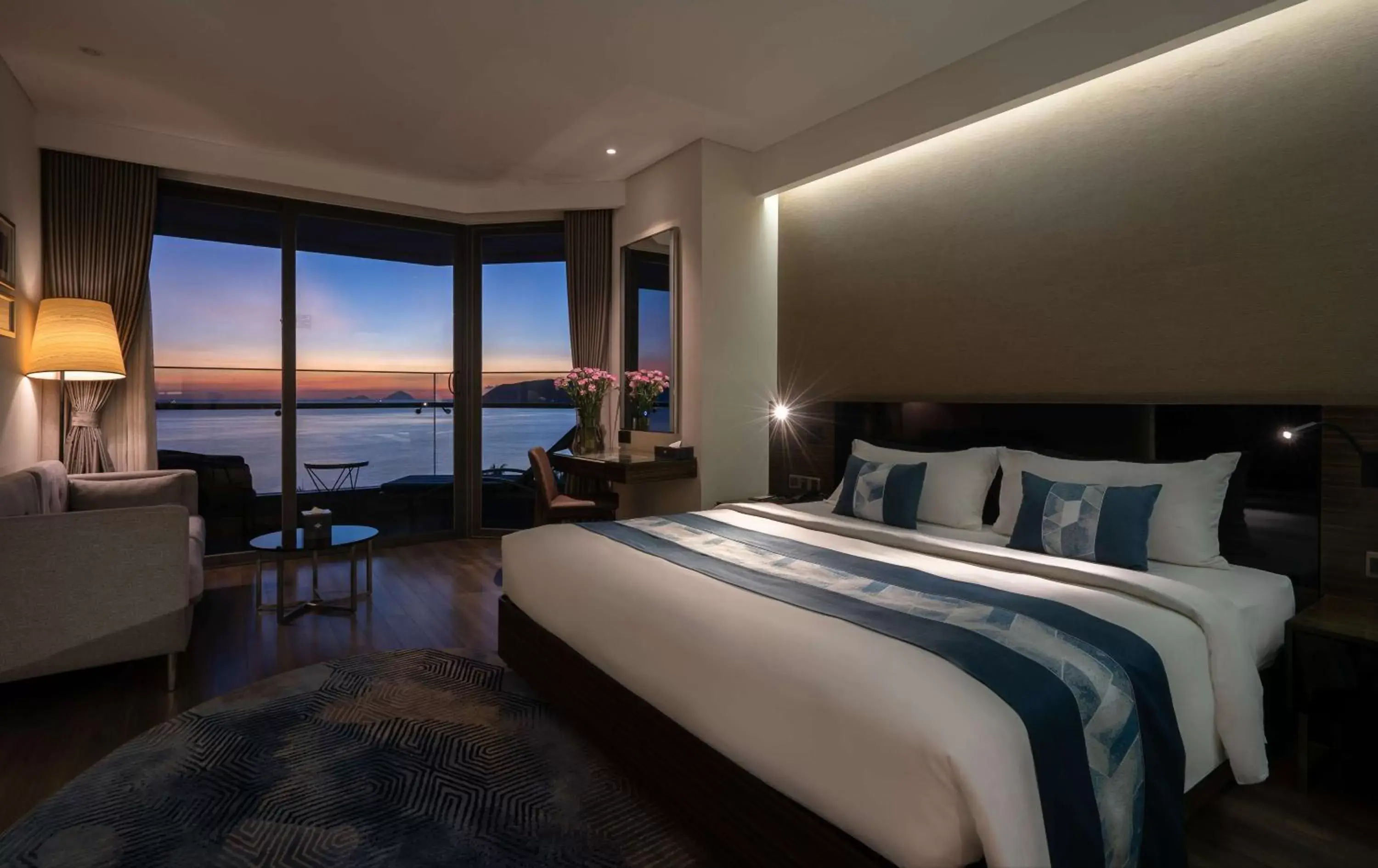 Executive King Room with Ocean View and Balcony in Queen Ann Nha Trang Hotel Executive King Room with Ocean View and Balcony in Queen Ann Nha Trang Hotel