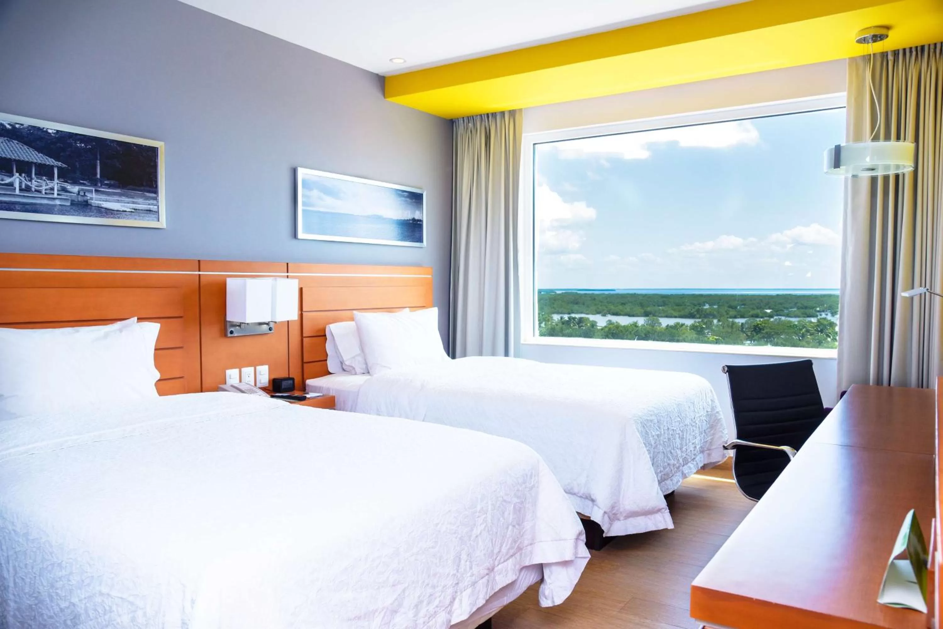 Bed in Hampton Inn & Suites by Hilton Paraiso