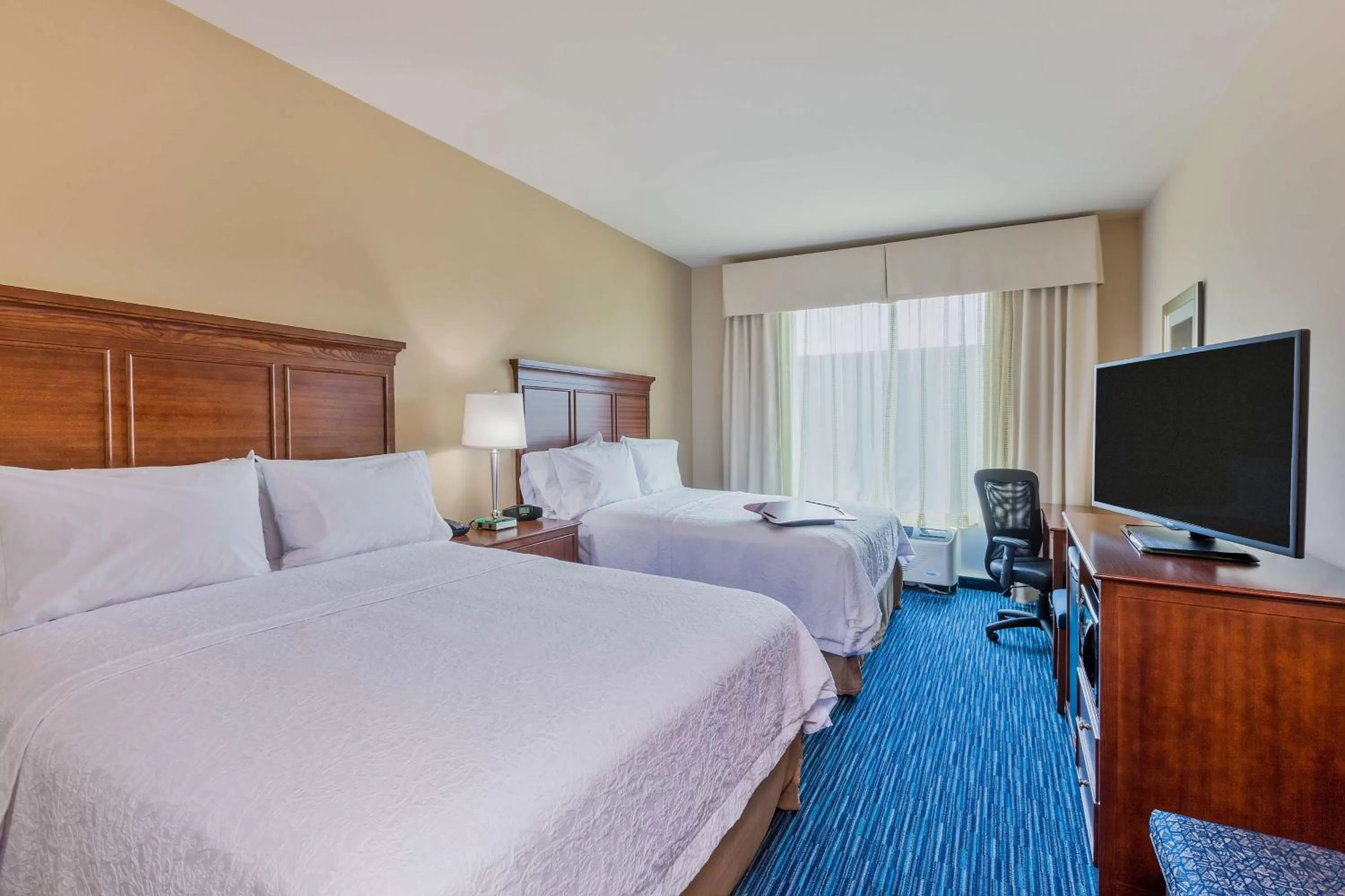 Bed in Hampton Inn & Suites Owensboro Downtown Waterfront