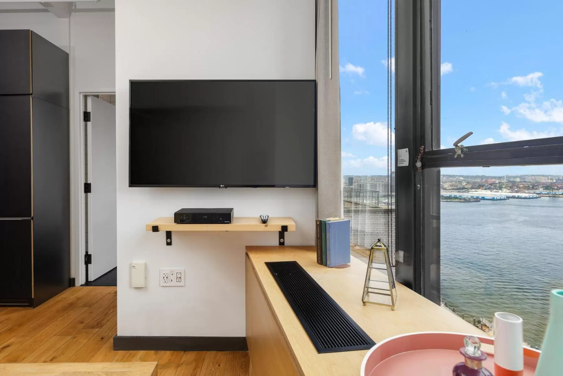 TV and multimedia in Placemakr Wall Street