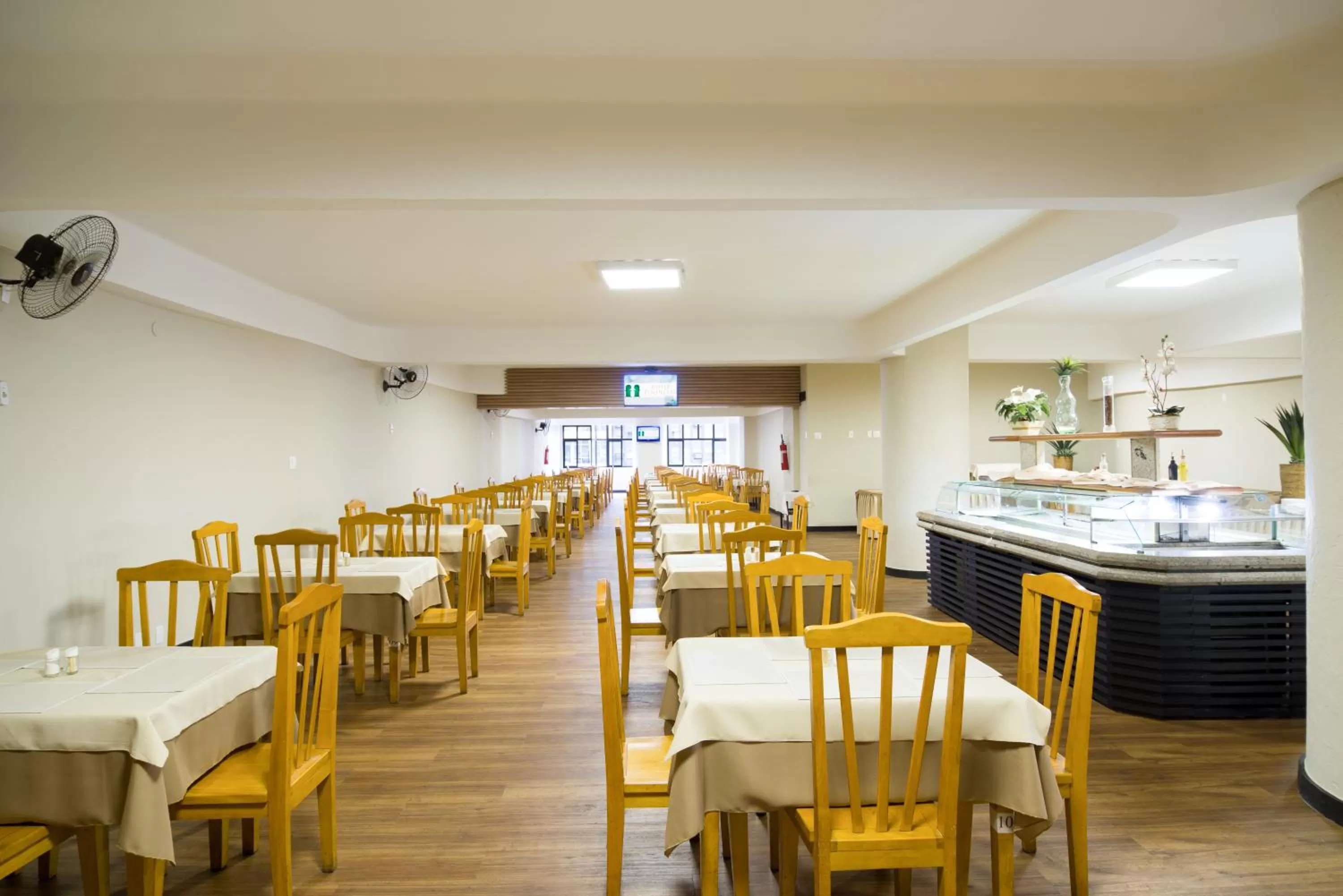 Restaurant/places to eat in Hotel Financial