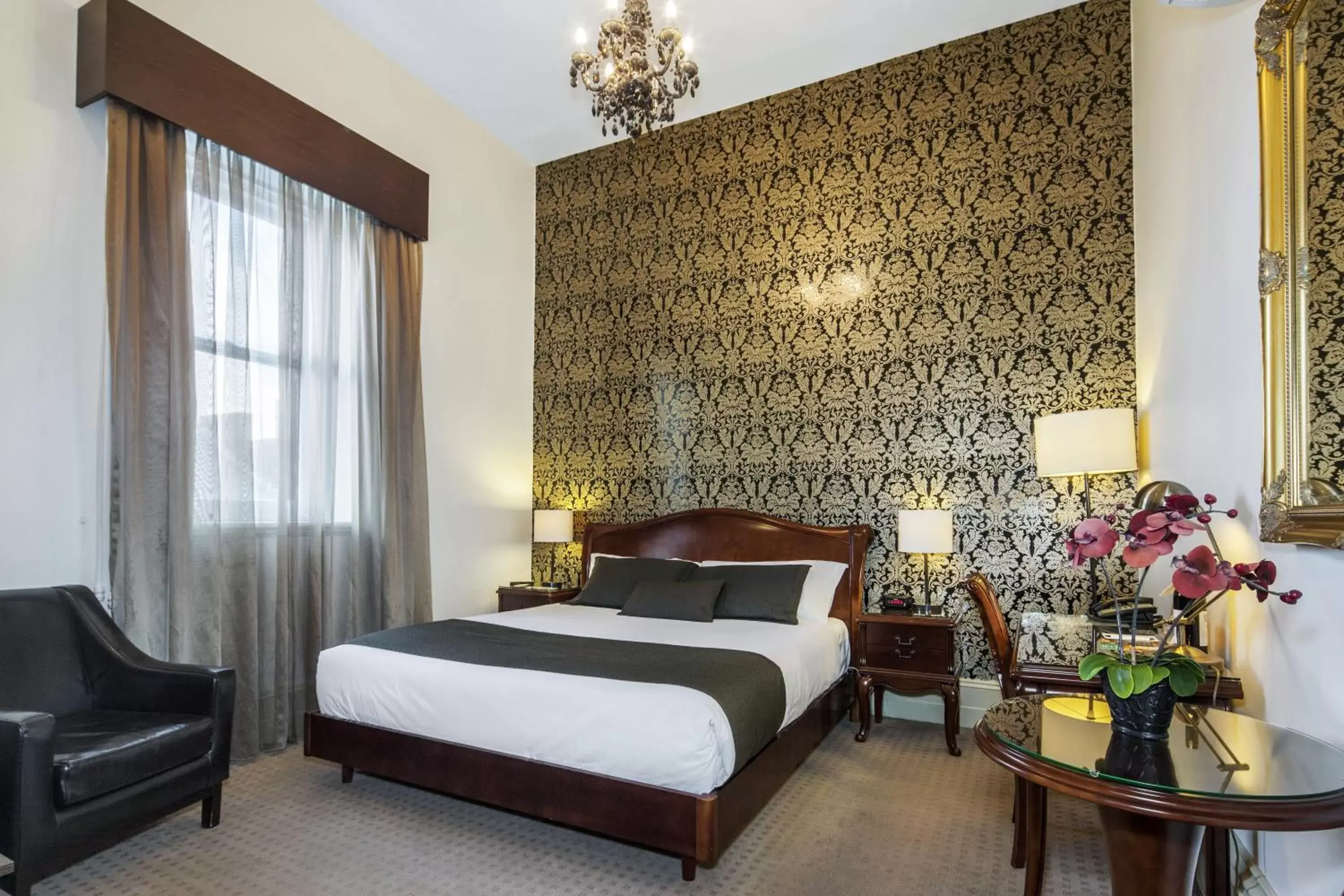 Executive King Room with Spa Bath in Quality Inn Heritage on Lydiard Executive King Room with Spa Bath in Quality Inn Heritage on Lydiard