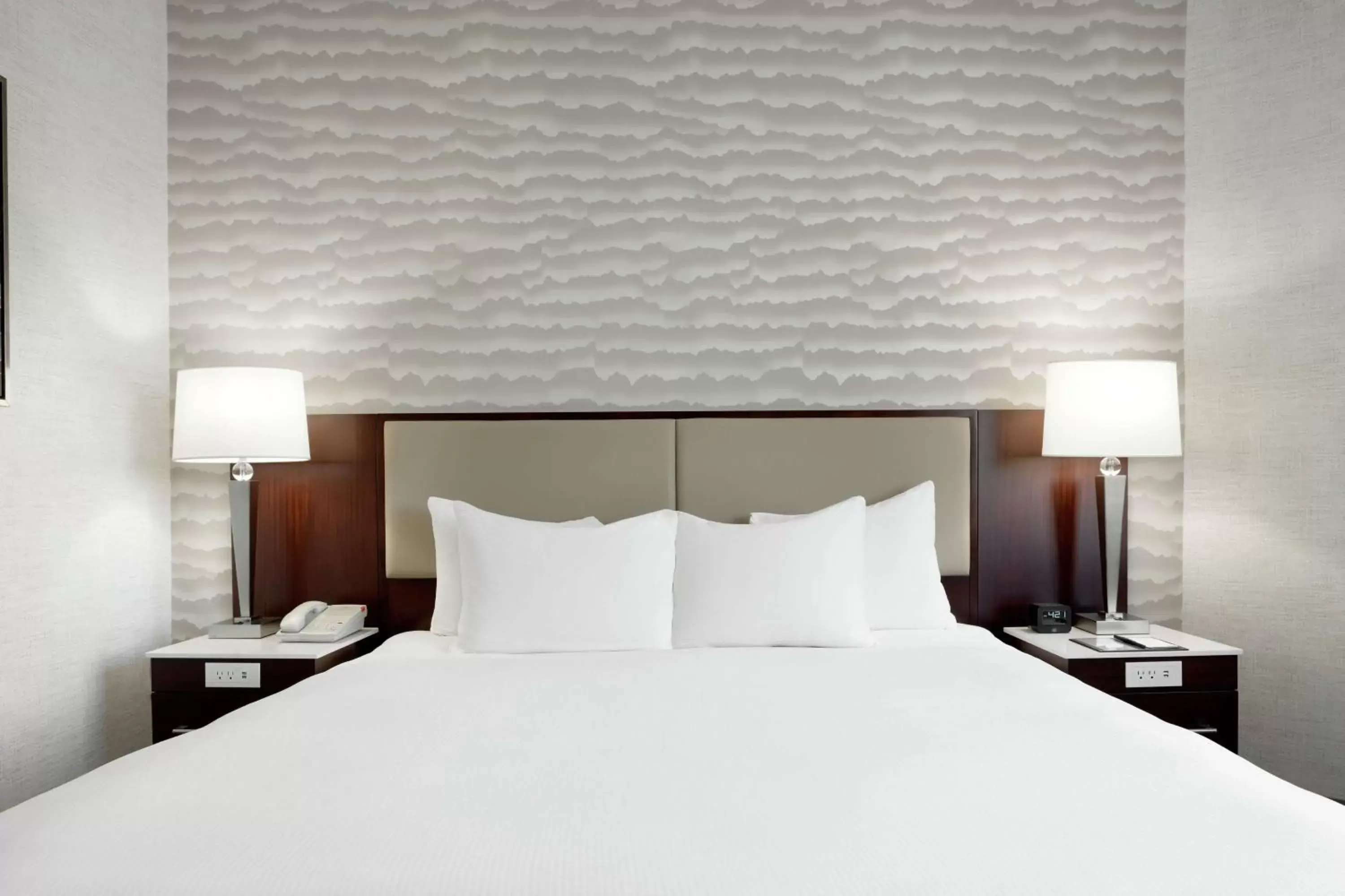 One-Bedroom Queen Suite with Tub - Disability Access/Non-Smoking in DoubleTree Suites by Hilton Phoenix One-Bedroom Queen Suite with Tub - Disability Access/Non-Smoking in DoubleTree Suites by Hilton Phoenix