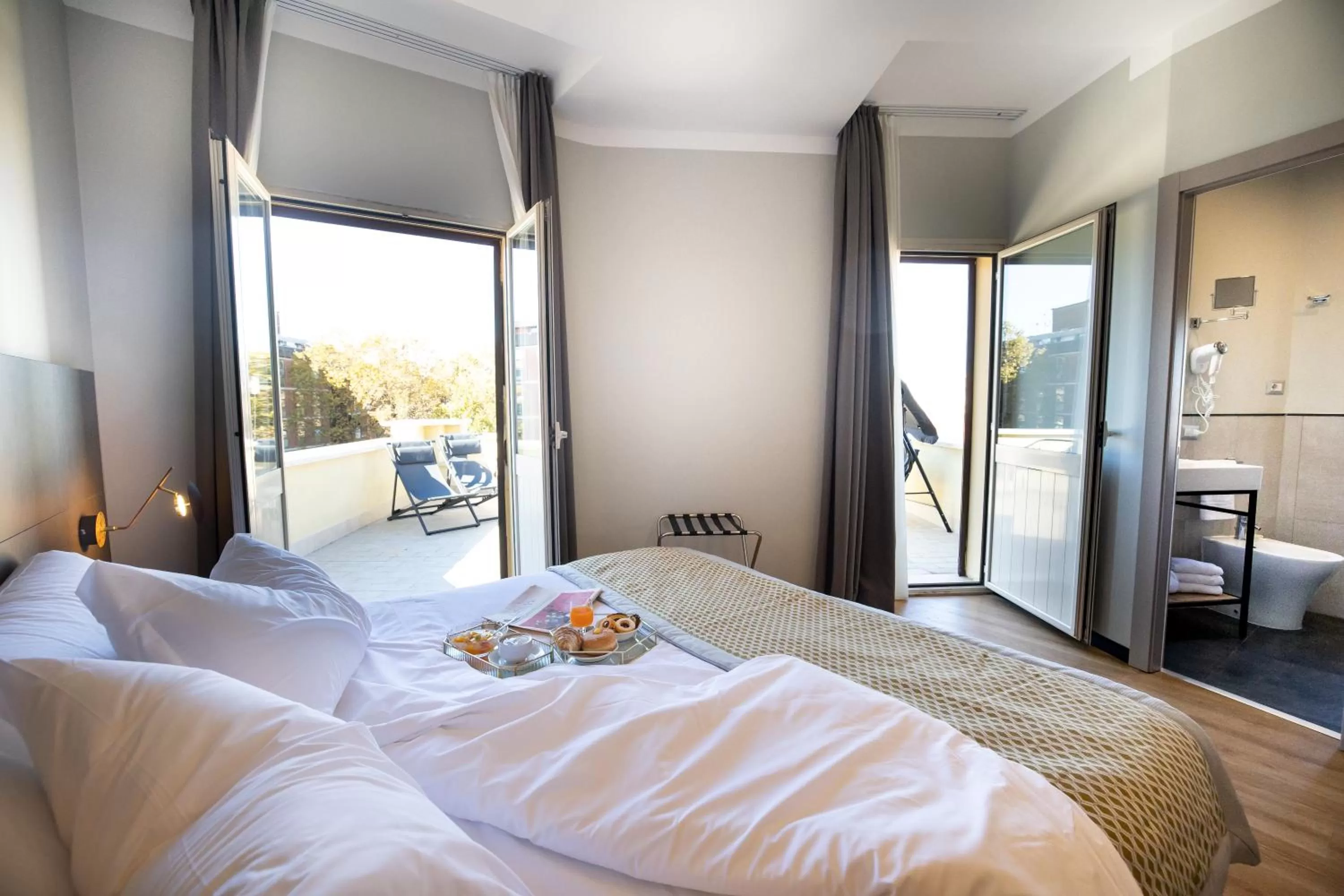 Photo of the whole room, Bed in The Cross Hotel