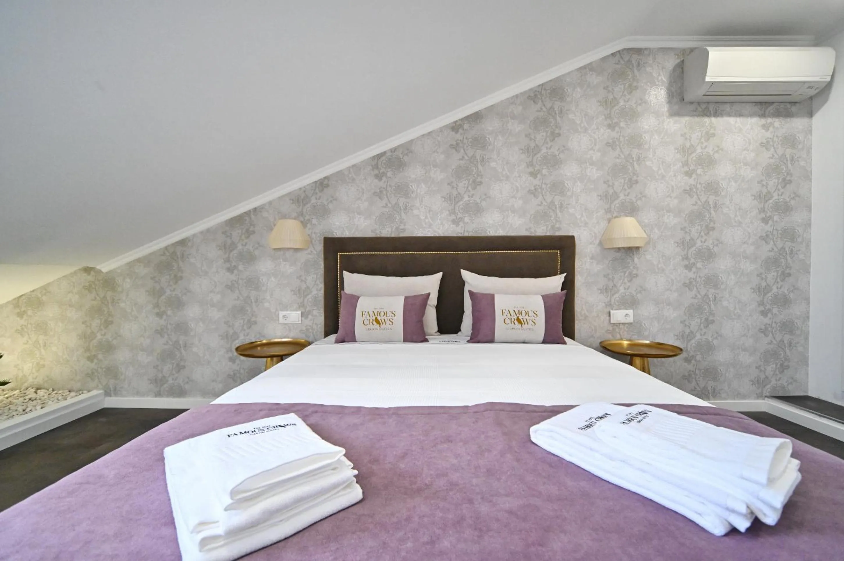 Bed in Famous Crows Lisbon Suites