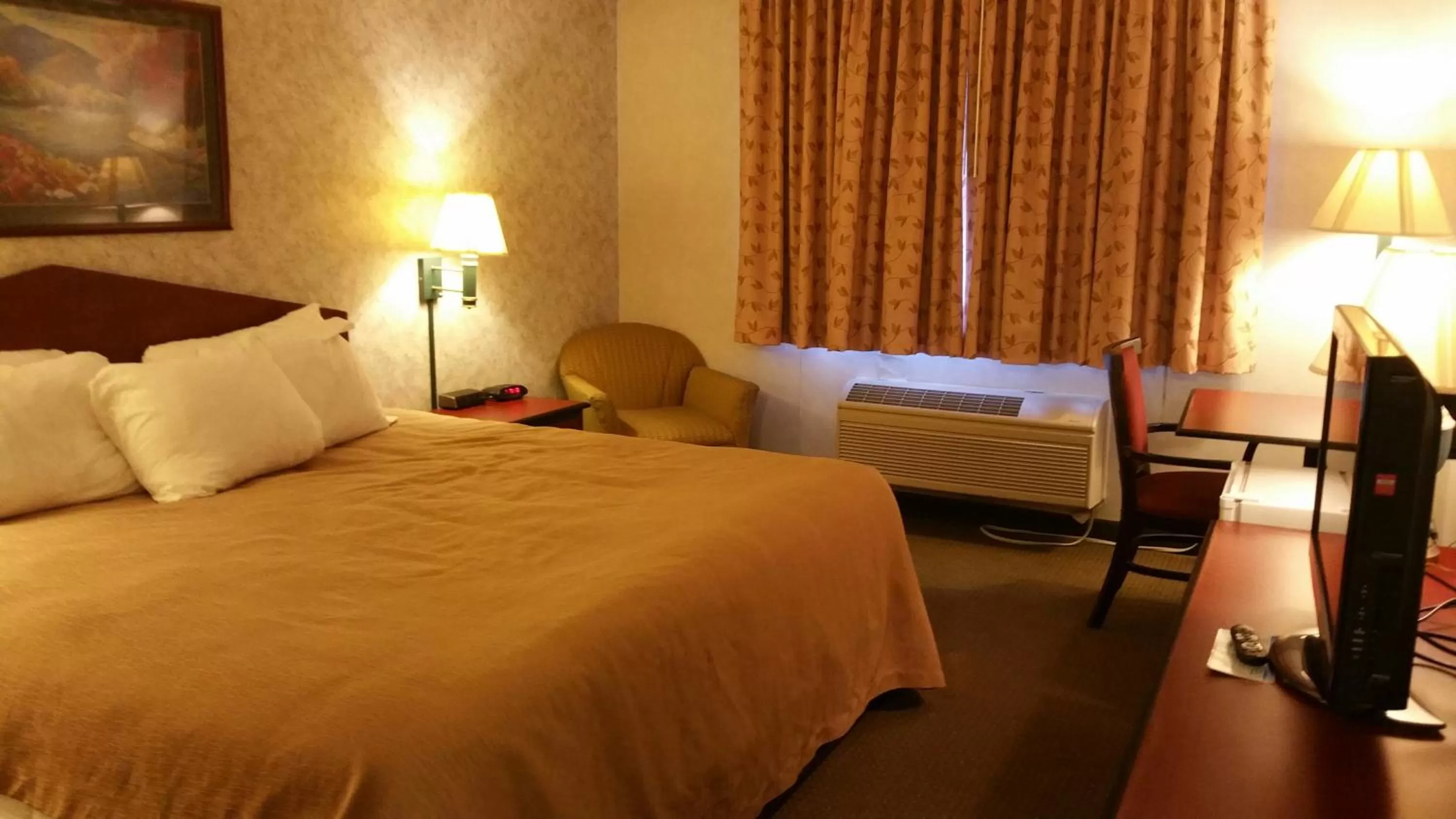 Bed in Quality Inn Dodge City