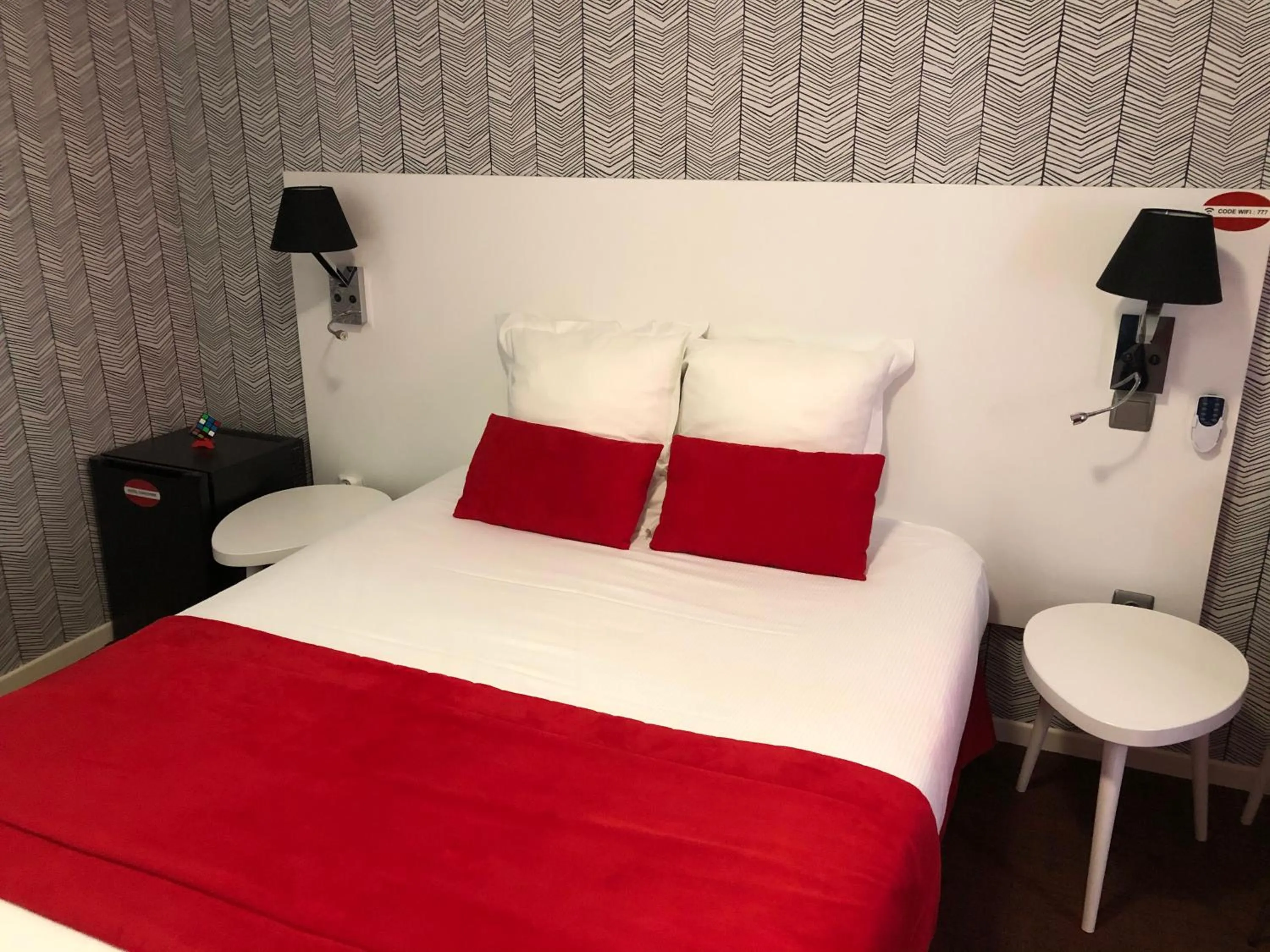 Photo of the whole room, Bed in Hôtel Concorde