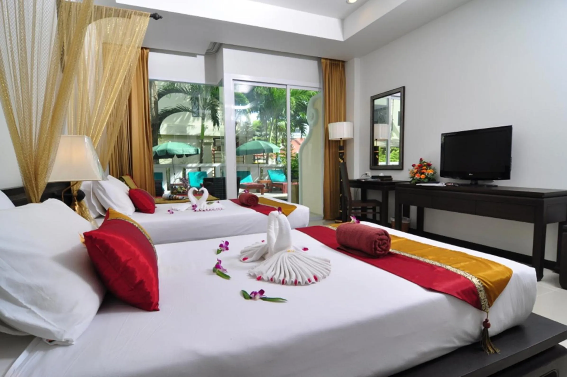 Photo of the whole room, Bed in Baan Karonburi Resort