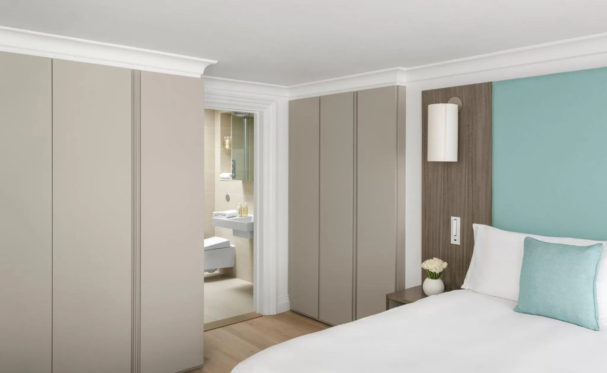 Photo of the whole room, Bed in COMO Metropolitan London