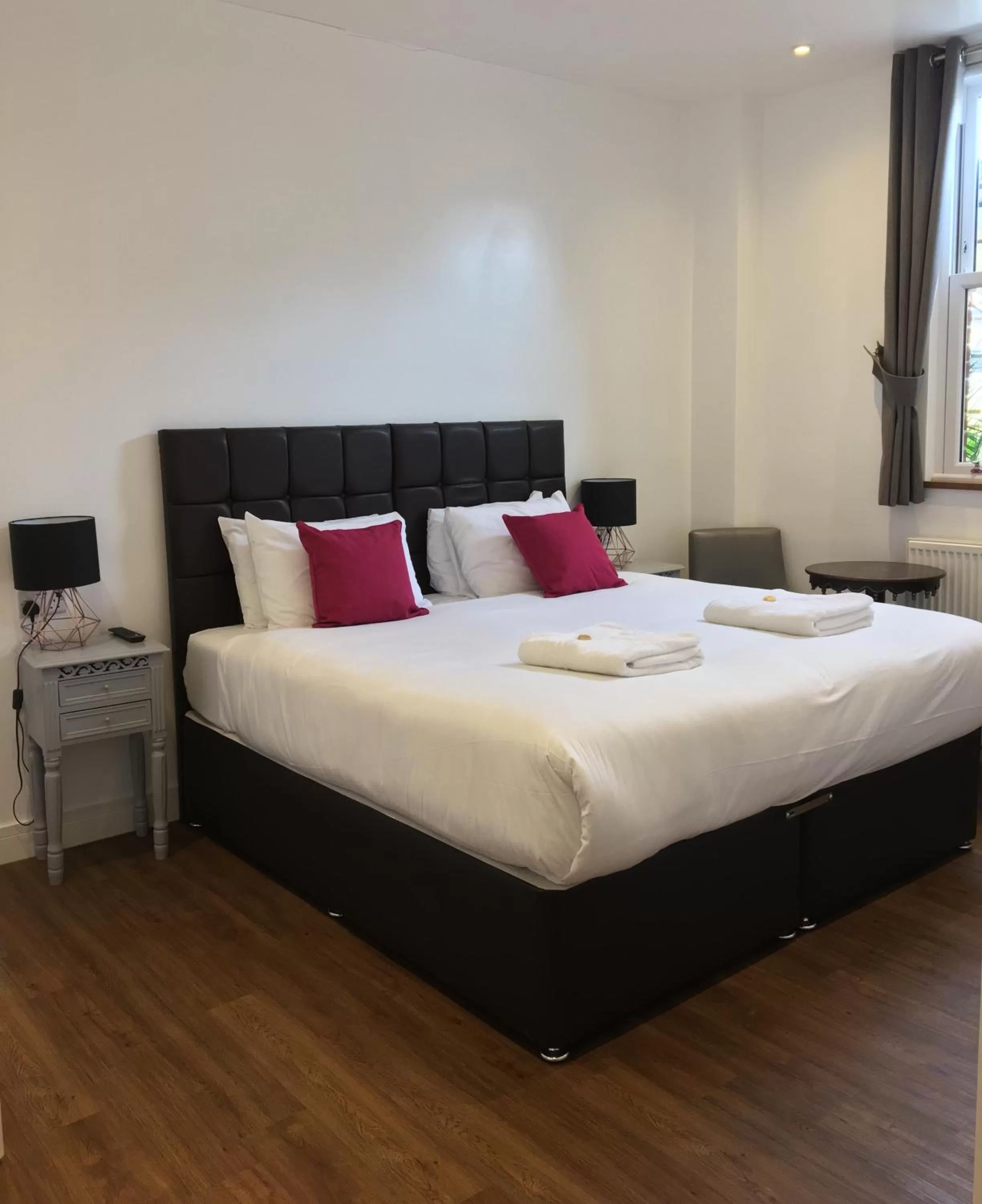 Bedroom, Bed in Kings Hotel