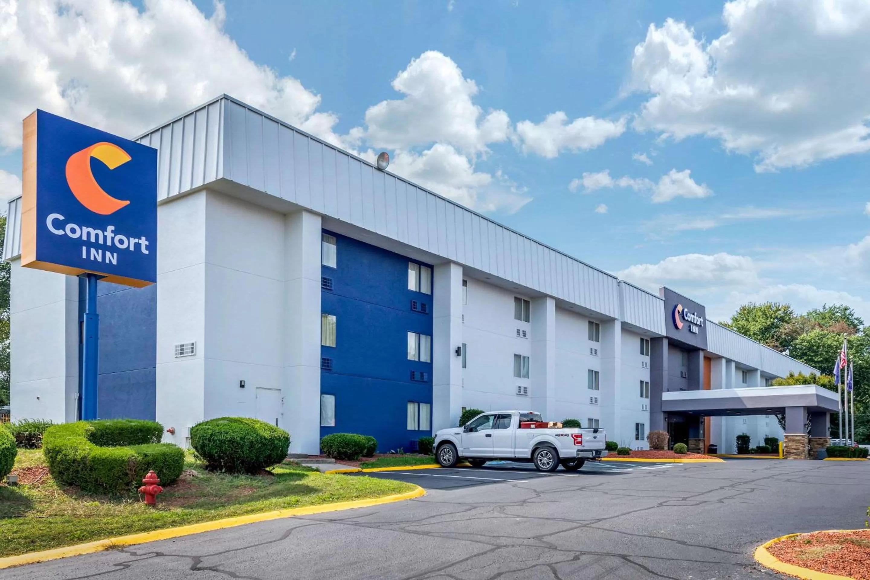 Property building in Comfort Inn Indianapolis South