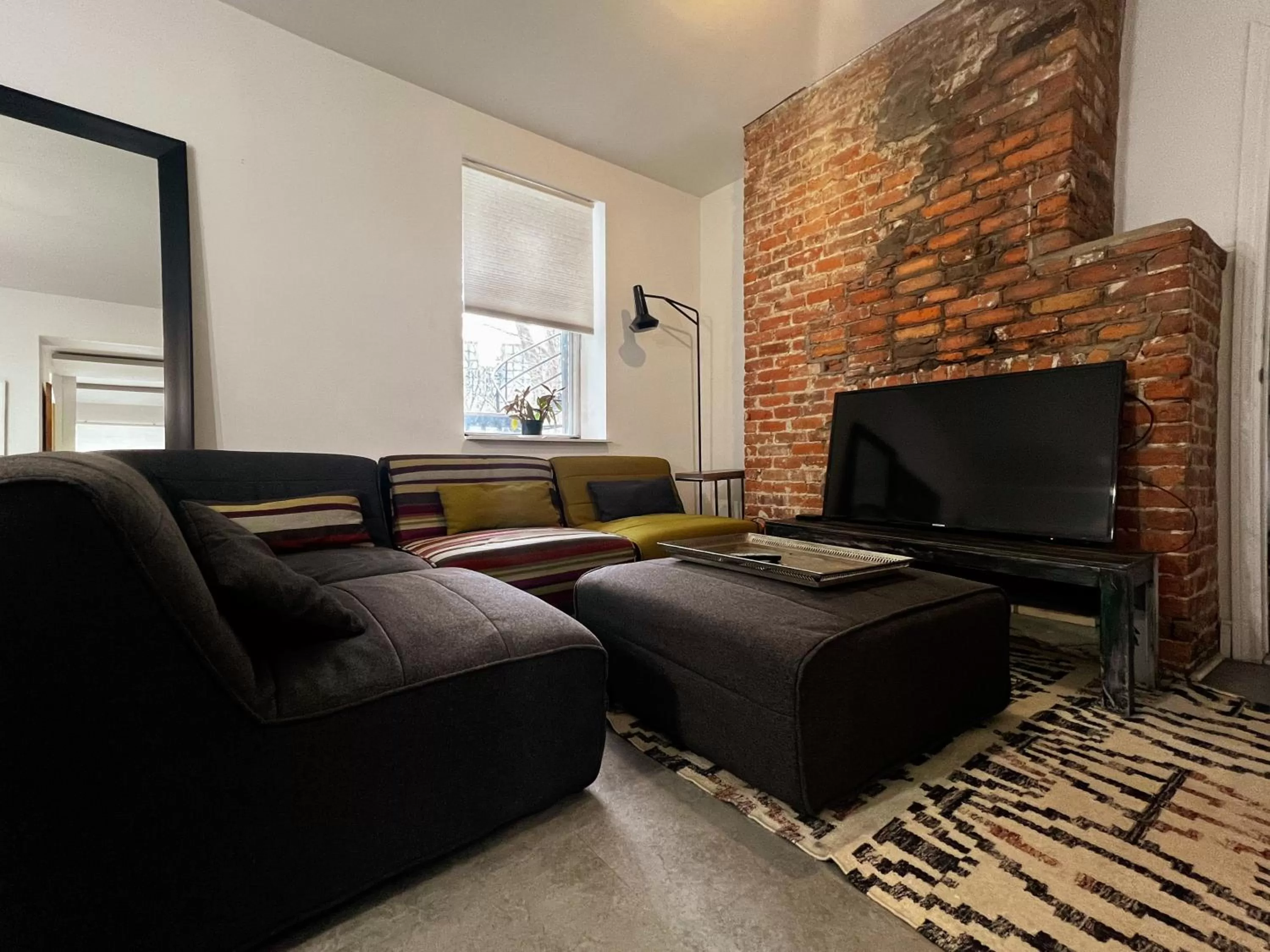 Communal lounge/ TV room in L'Hotel Particulier Griffintown