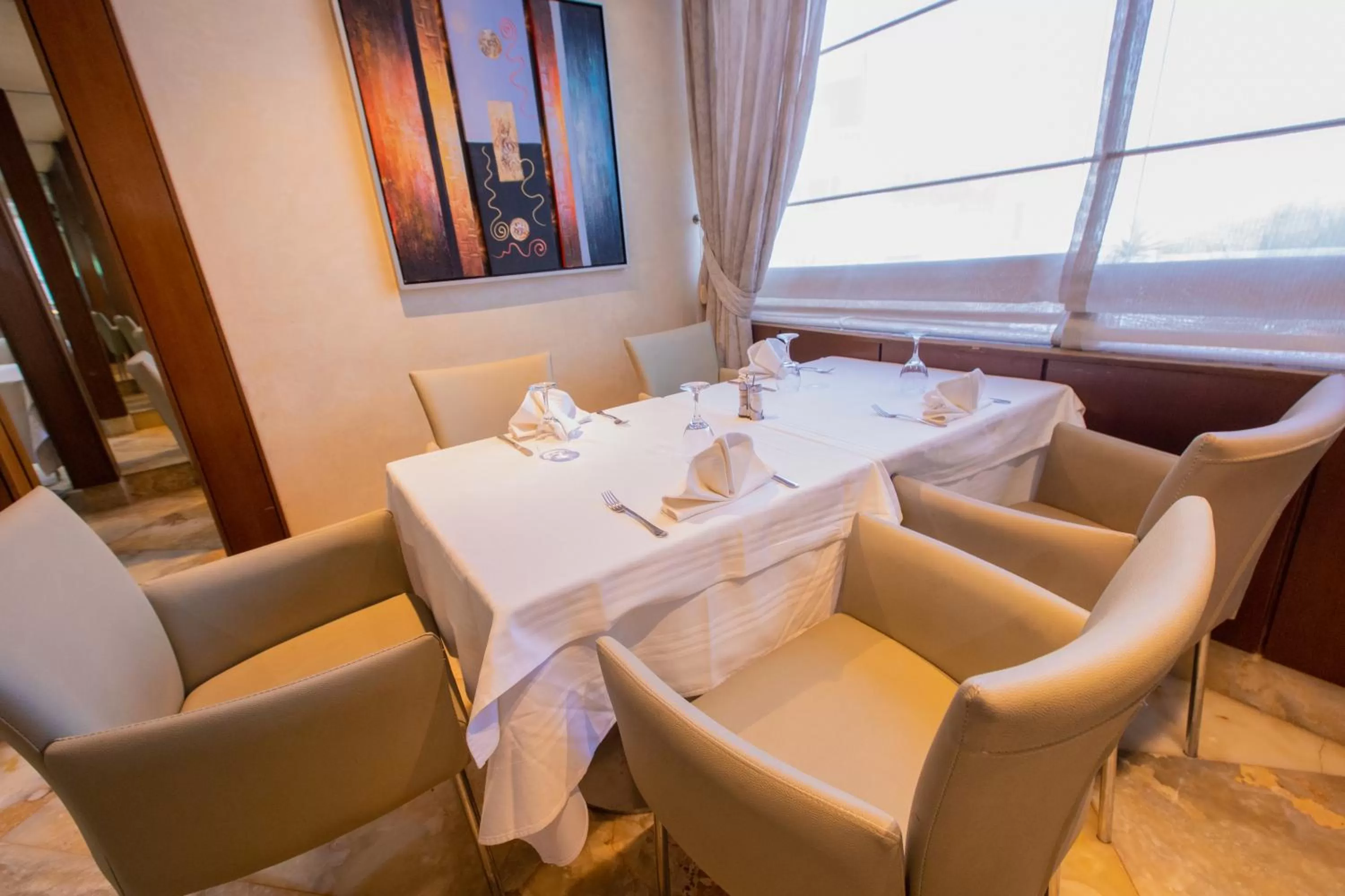 Restaurant/places to eat in The Penthouse Suites Hotel