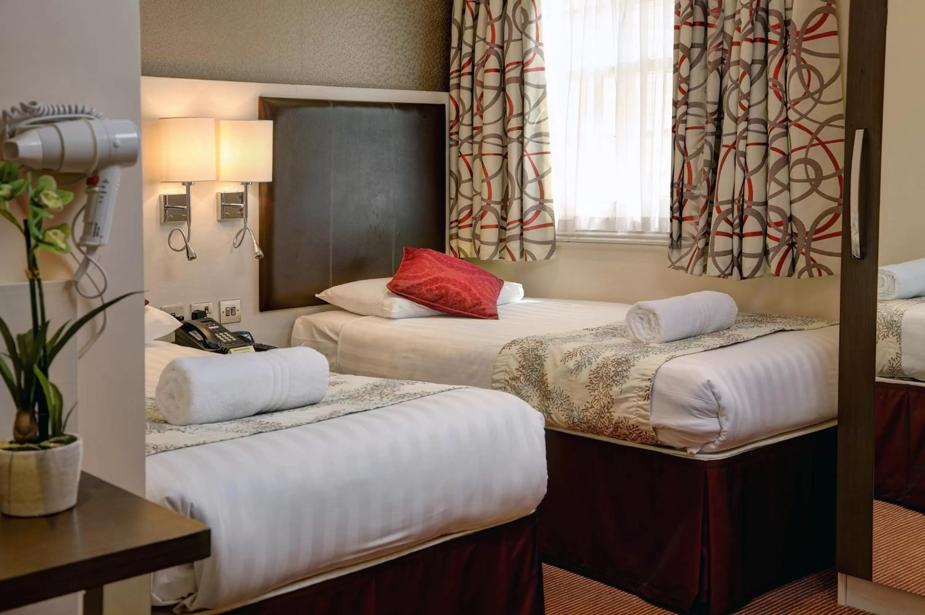 Photo of the whole room, Bed in Best Western Buckingham Palace Rd