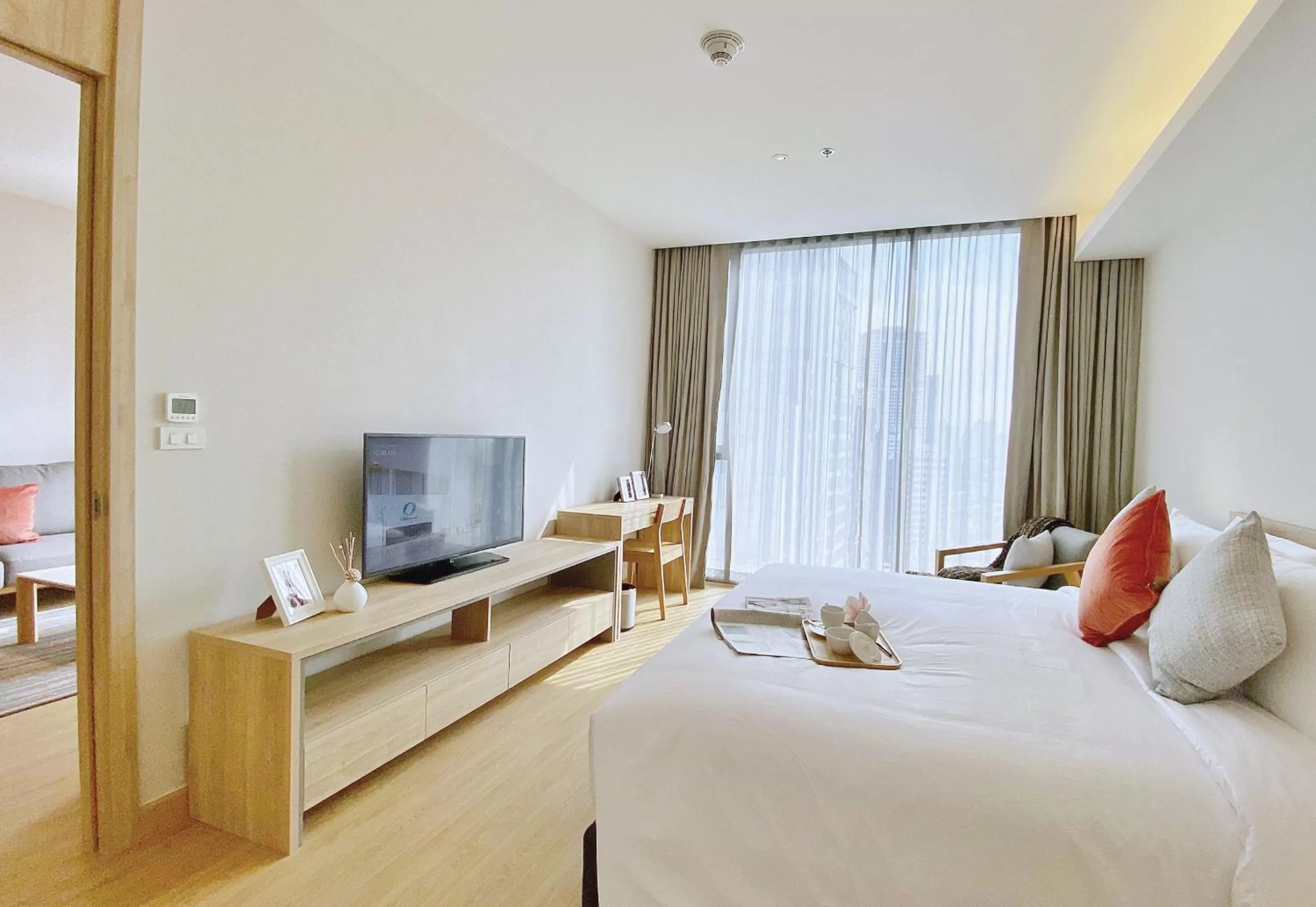 TV and multimedia, Bed in Oakwood Suites Bangkok