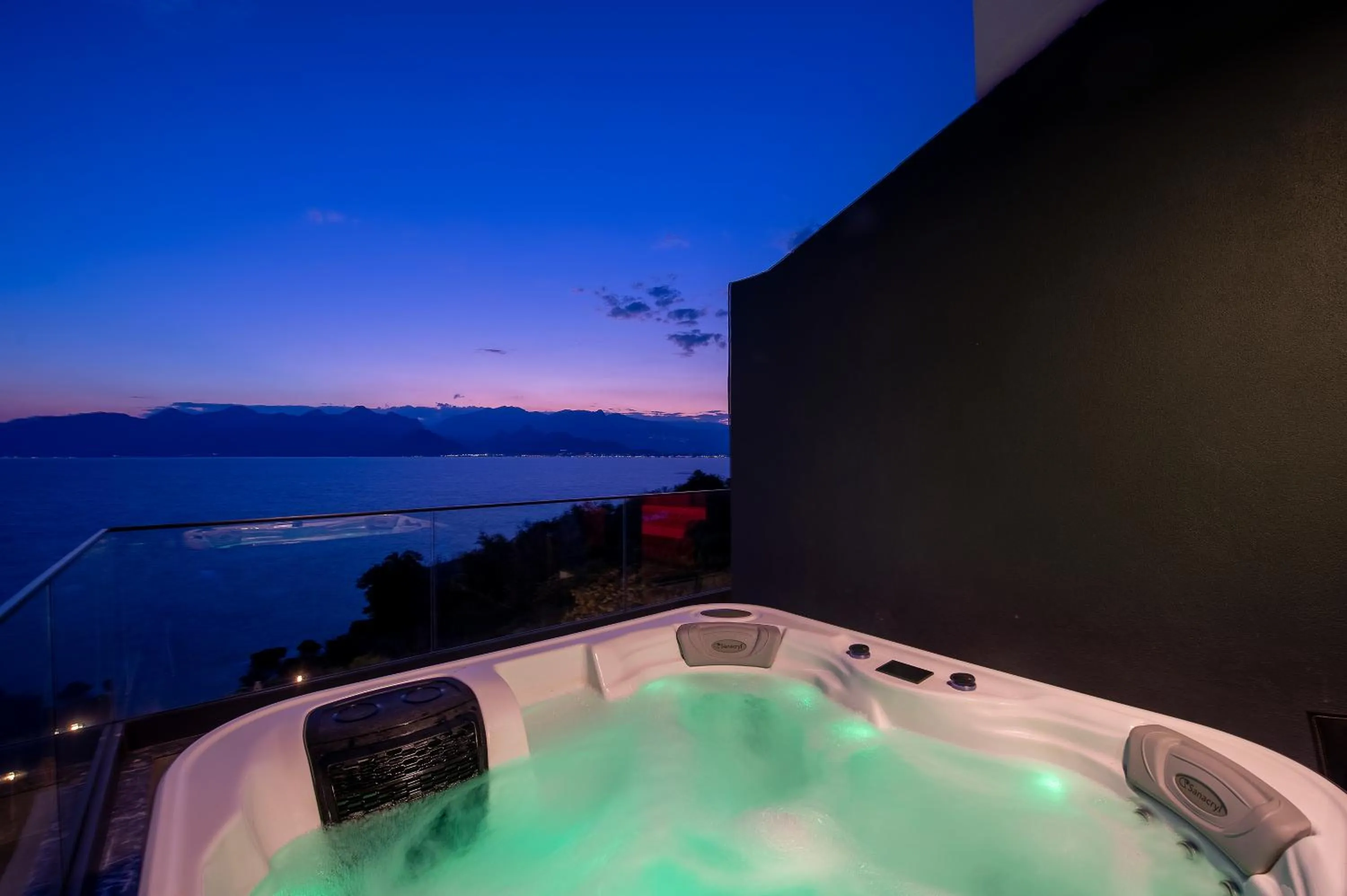 Hot Tub in Lucky Monkey Hotel