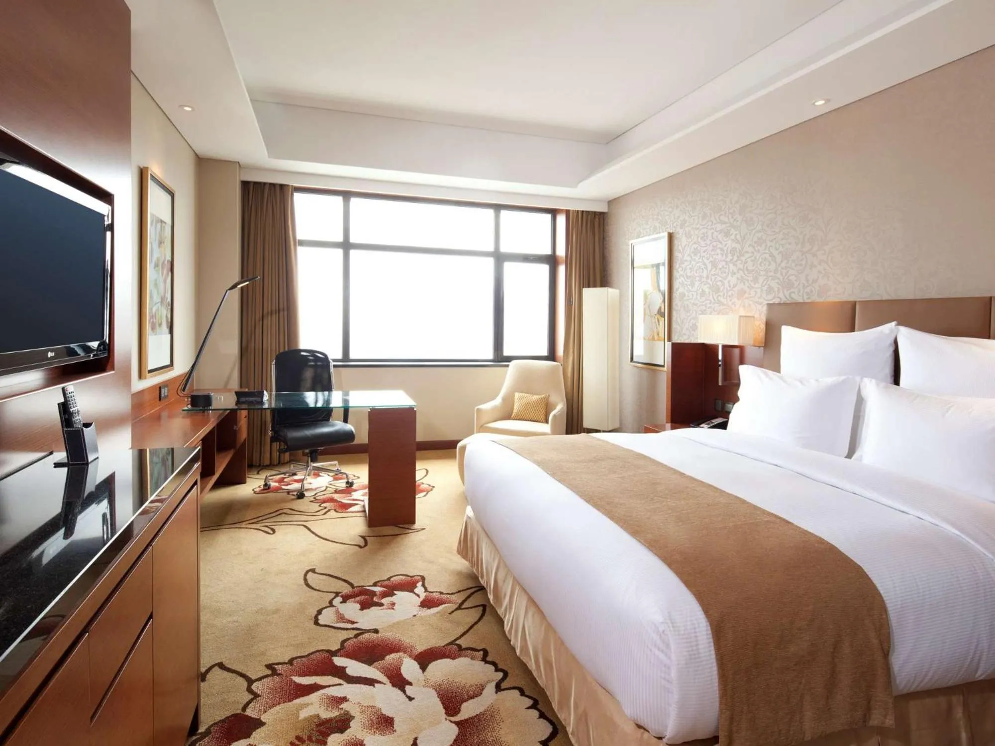 Bedroom, Bed in DoubleTree by Hilton Shenyang