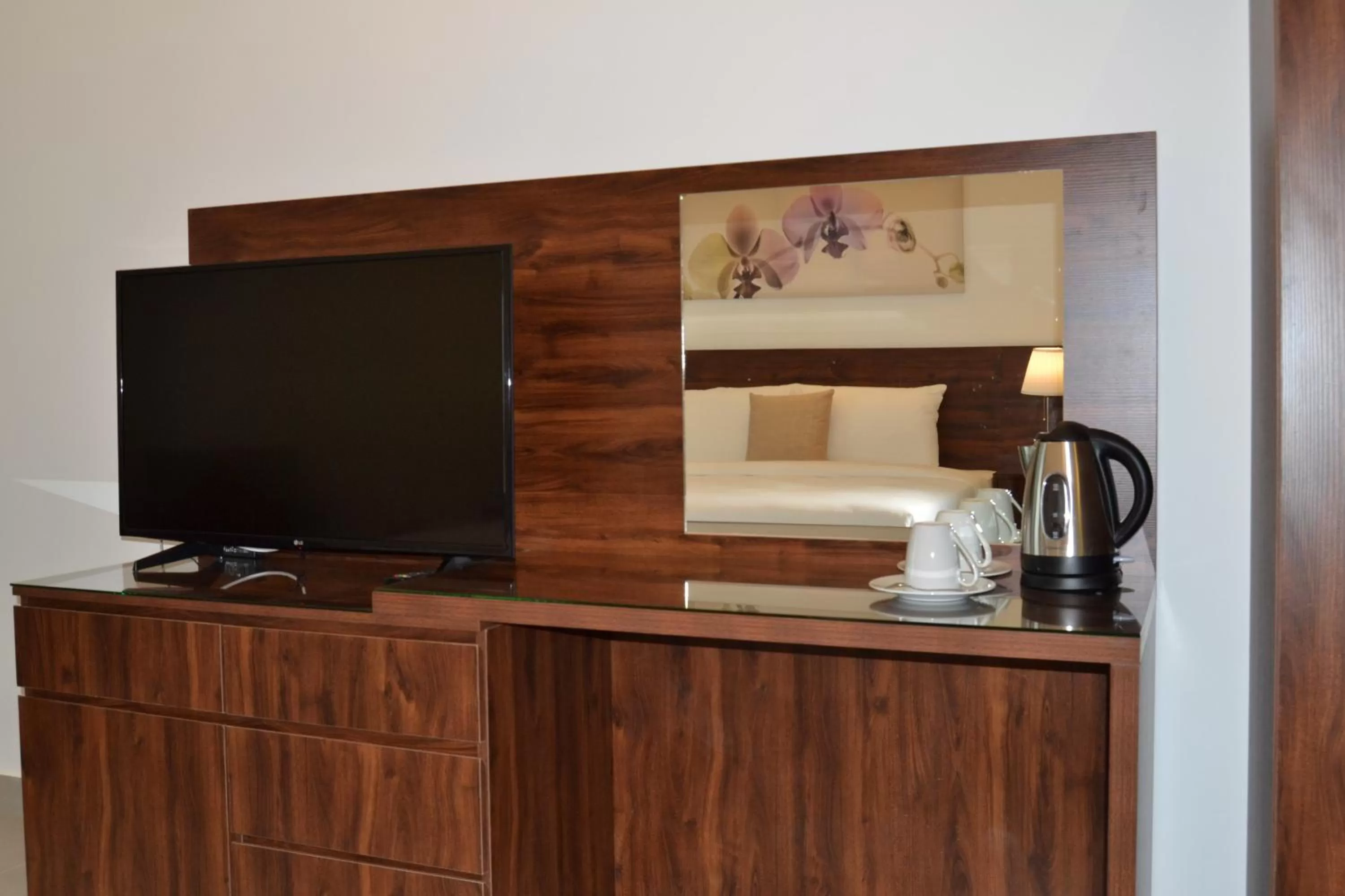 TV and multimedia, TV/Entertainment Center in Sedra Residence