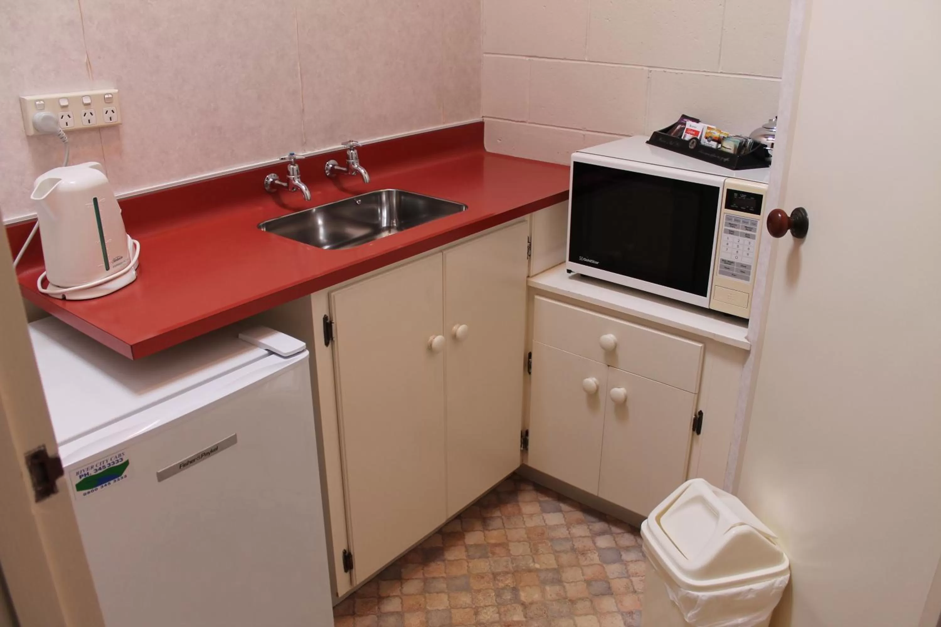 Kitchen or kitchenette in Riverview Motel