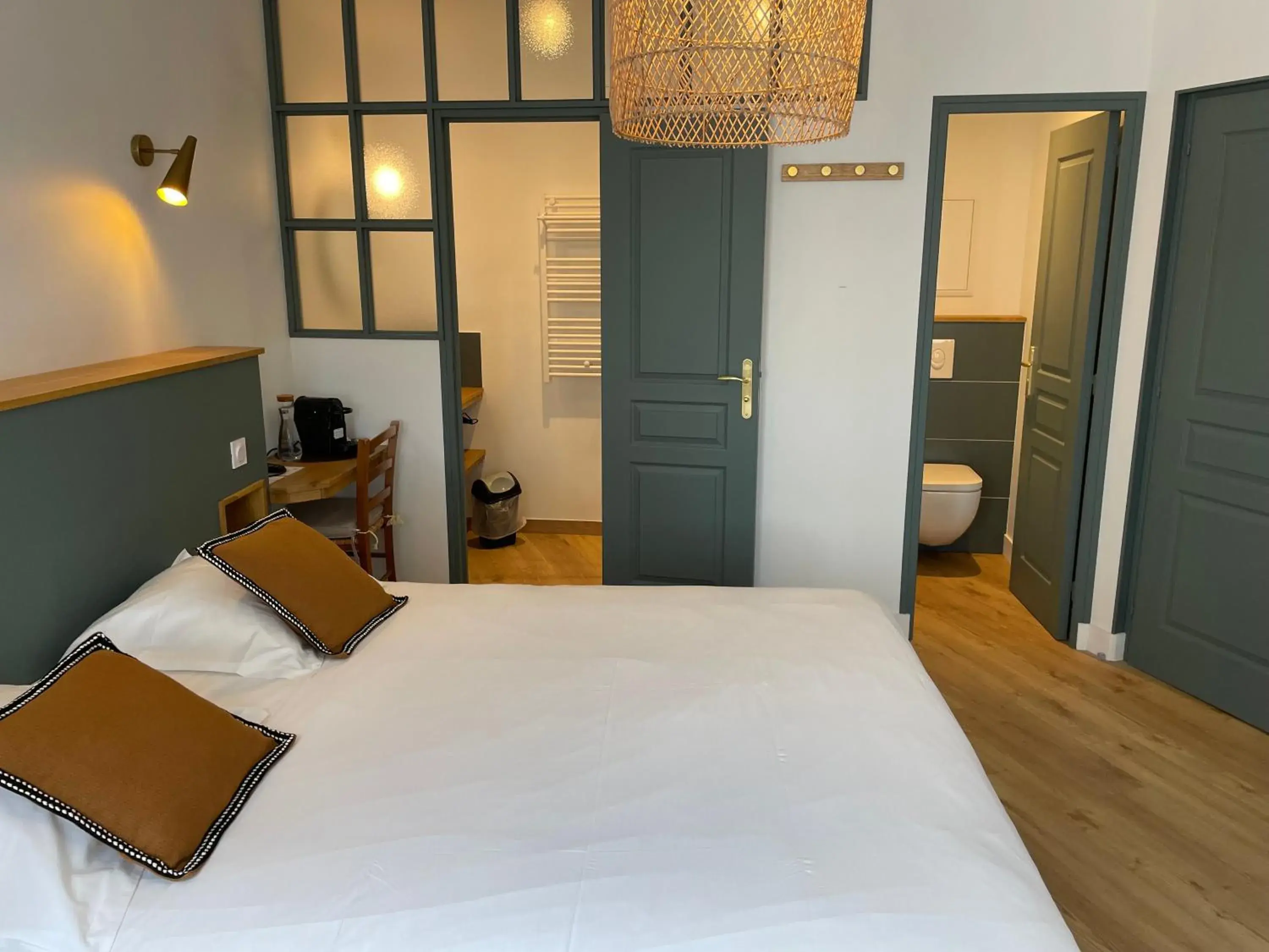 Large Double Room in Hotel Saint-Michel Large Double Room in Hotel Saint-Michel