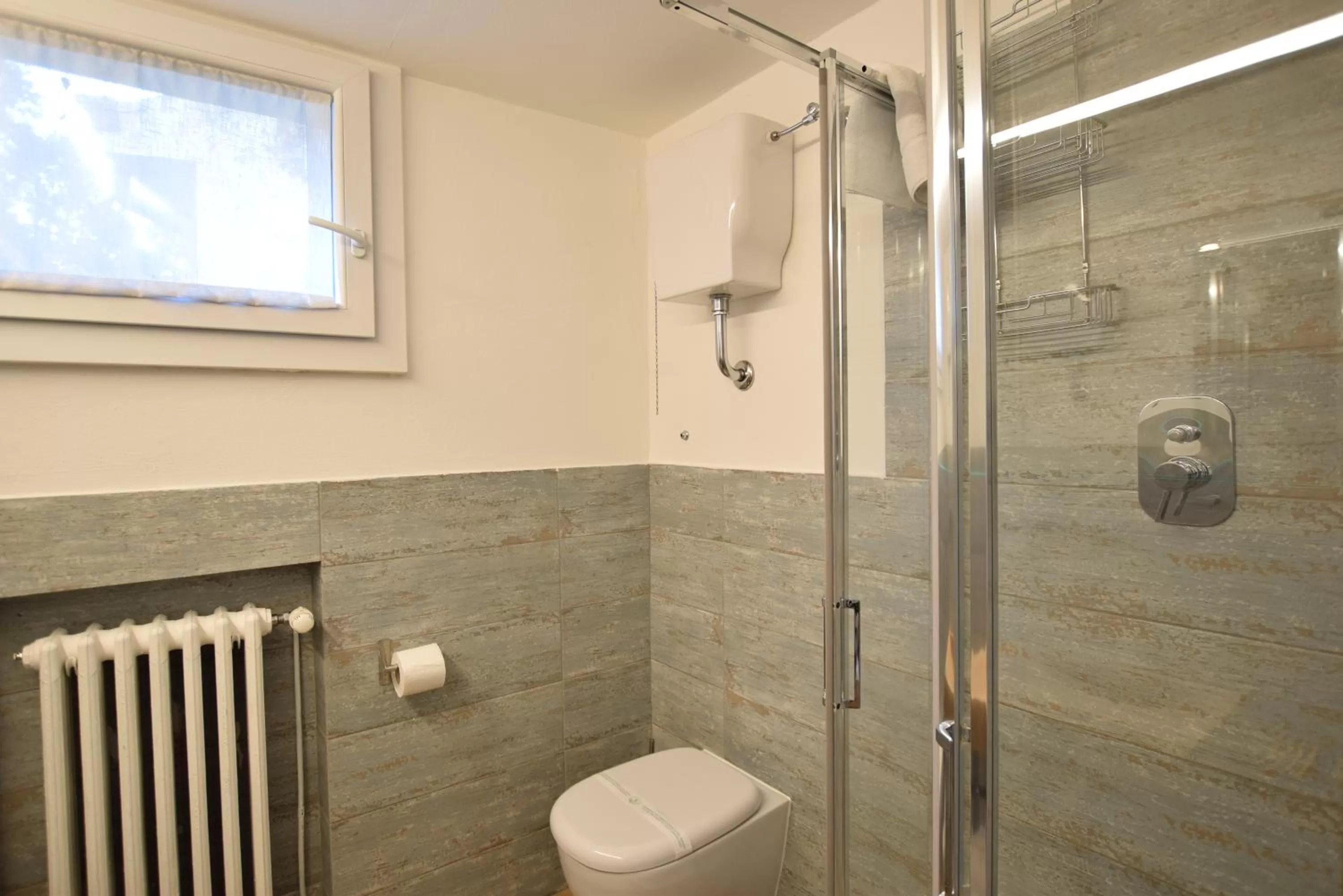 Toilet in Isola Memmia