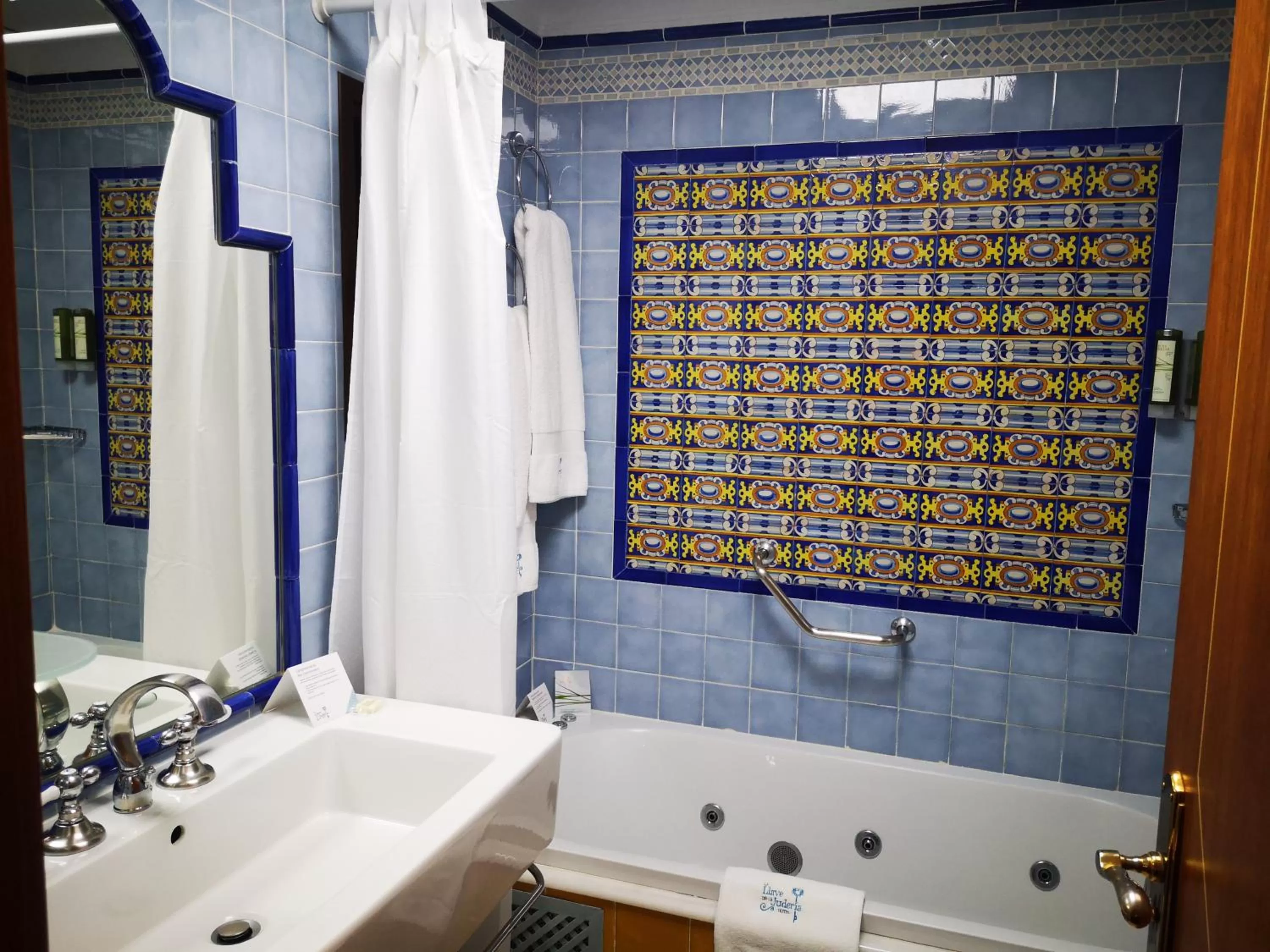 Hot Tub in La Llave de la Judería Hotel Boutique