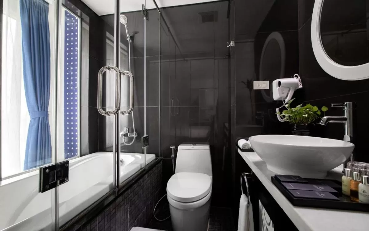 Bathroom in Victor Metropolis Hanoi Hotel & Rooftop Bar