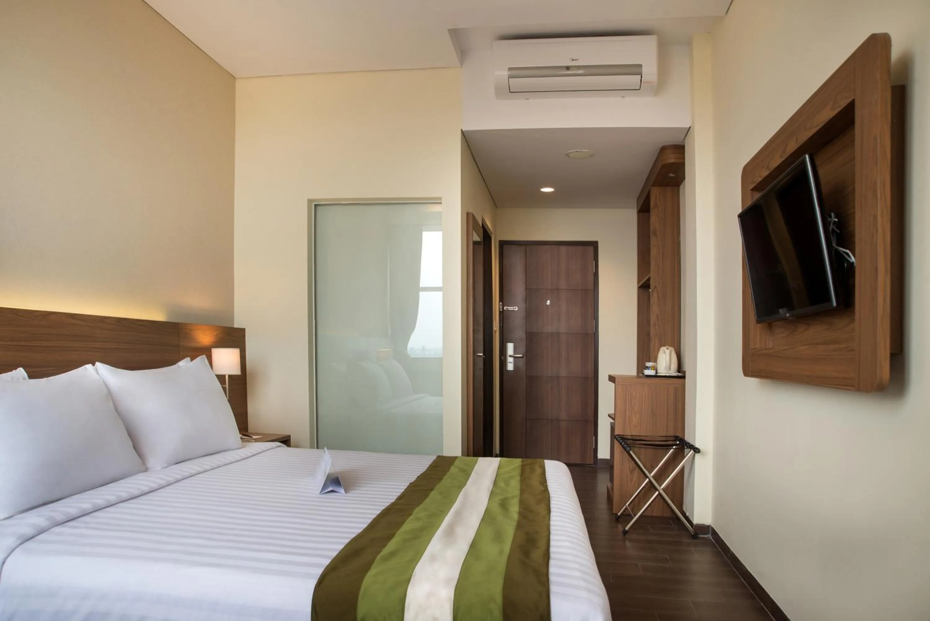 Photo of the whole room, Bed in Grand Whiz Poins Simatupang Jakarta